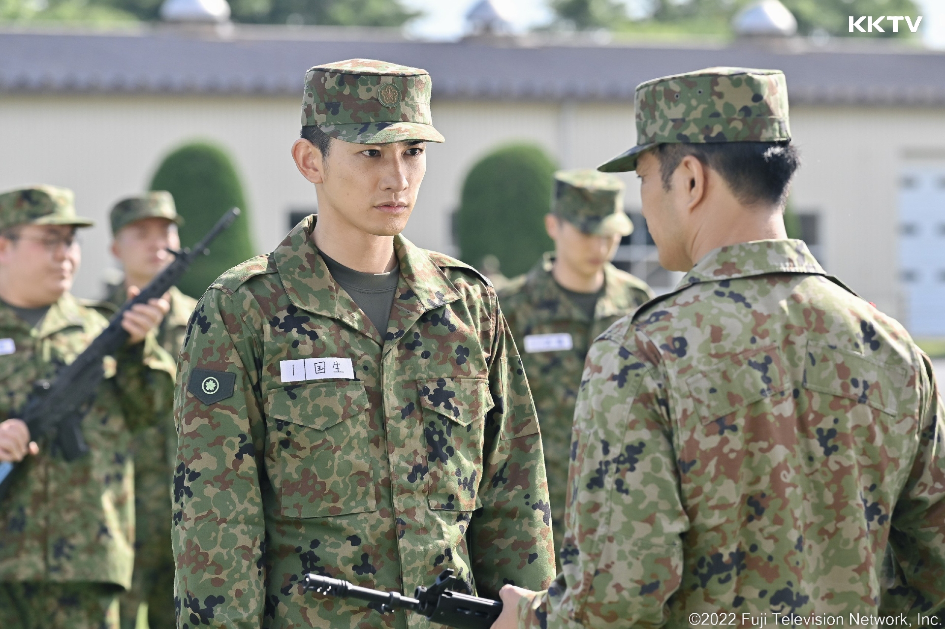 町田啓太（左）主演新劇《鋼盔！》動用日本陸上自衛隊全力協助拍攝。（KKTV提供）