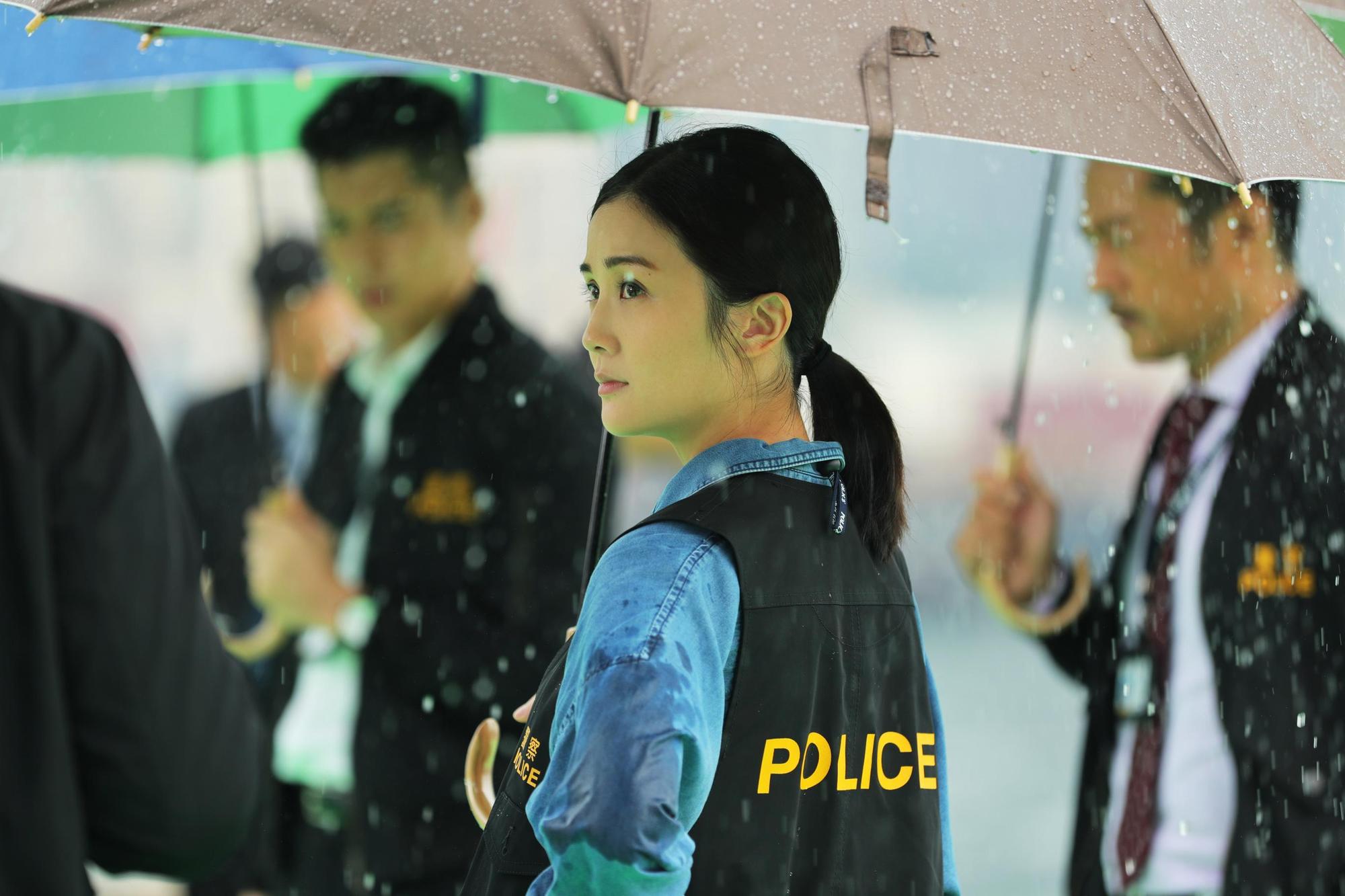 蔡卓妍與劉青雲曾演過夫妻,這次演出他的迷妹,一起合作破案。(華映提供)