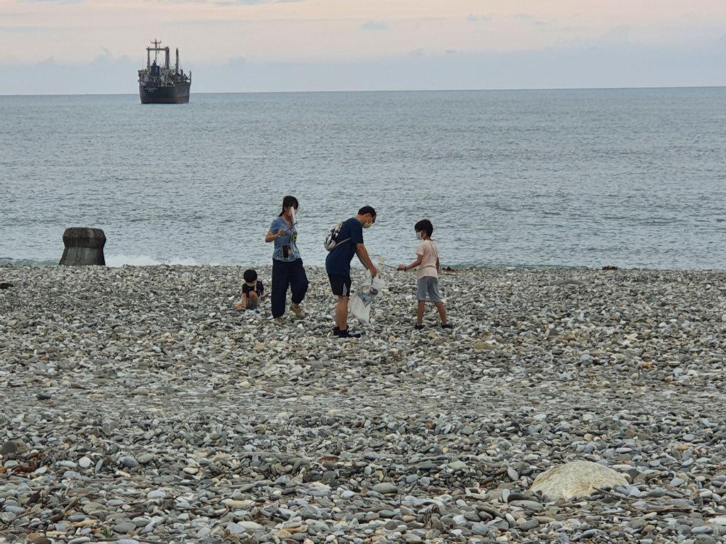 一對父母帶著小孩前往花蓮海岸遊玩時,一家人沿海岸線撿拾垃圾。(翻攝自花蓮人臉書)
