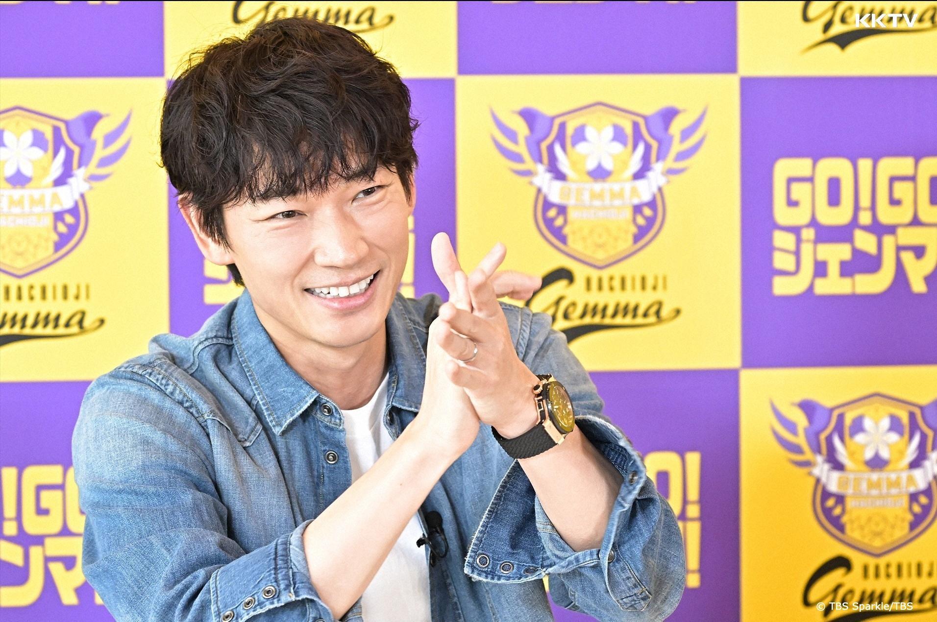 綾野剛在新劇《老菜鳥》中飾演一名足球選手,因球隊解散被迫面臨引退問題。(KKTV提供)