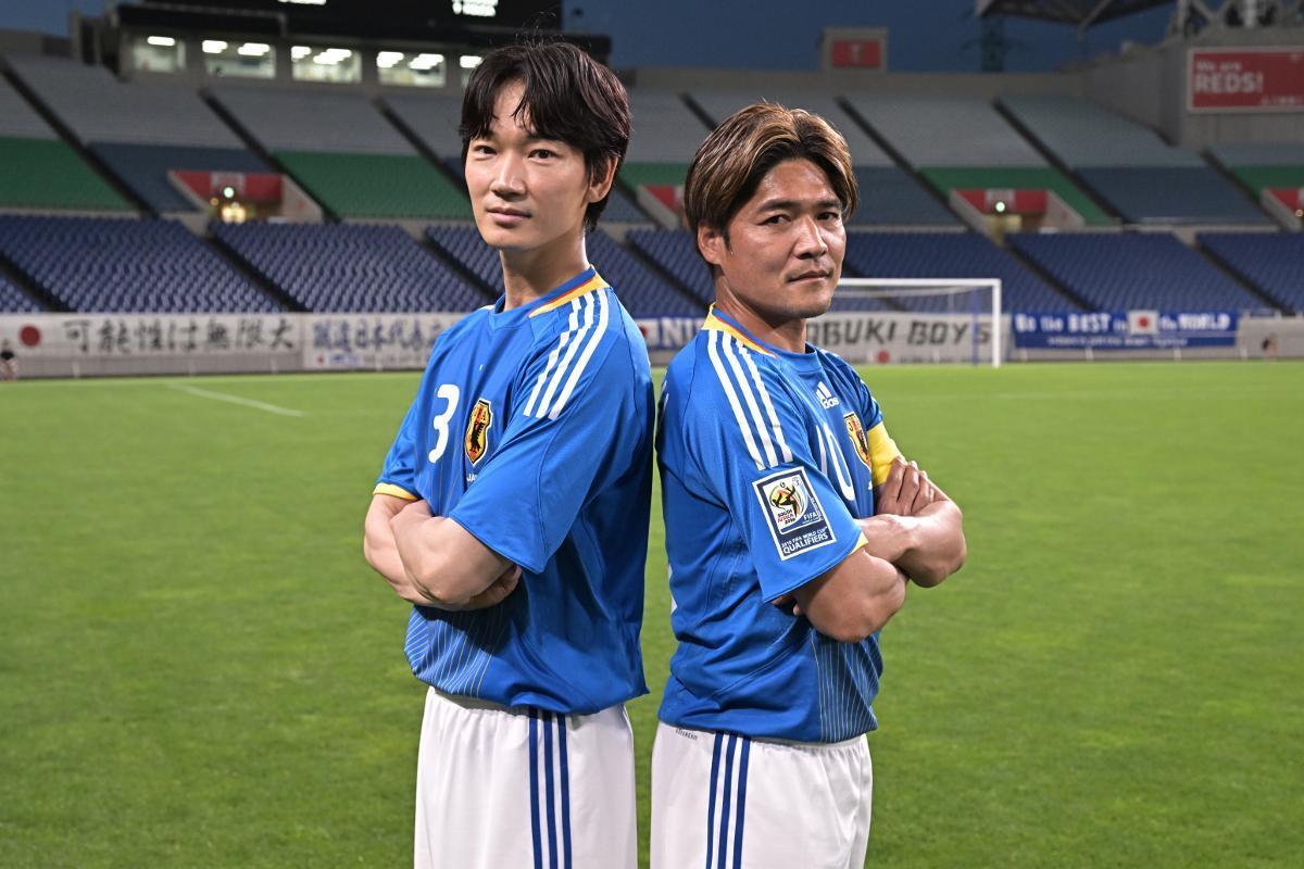 綾野剛(左)接受日本前足球國手大久保嘉人的指導,苦練2個月。(翻攝自《老菜鳥》Twitter)