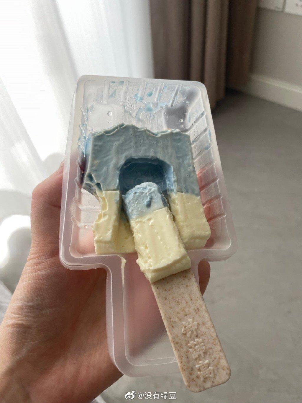 有網友自己實測，發現真的此款冰淇淋很難融化。（翻攝自微博）