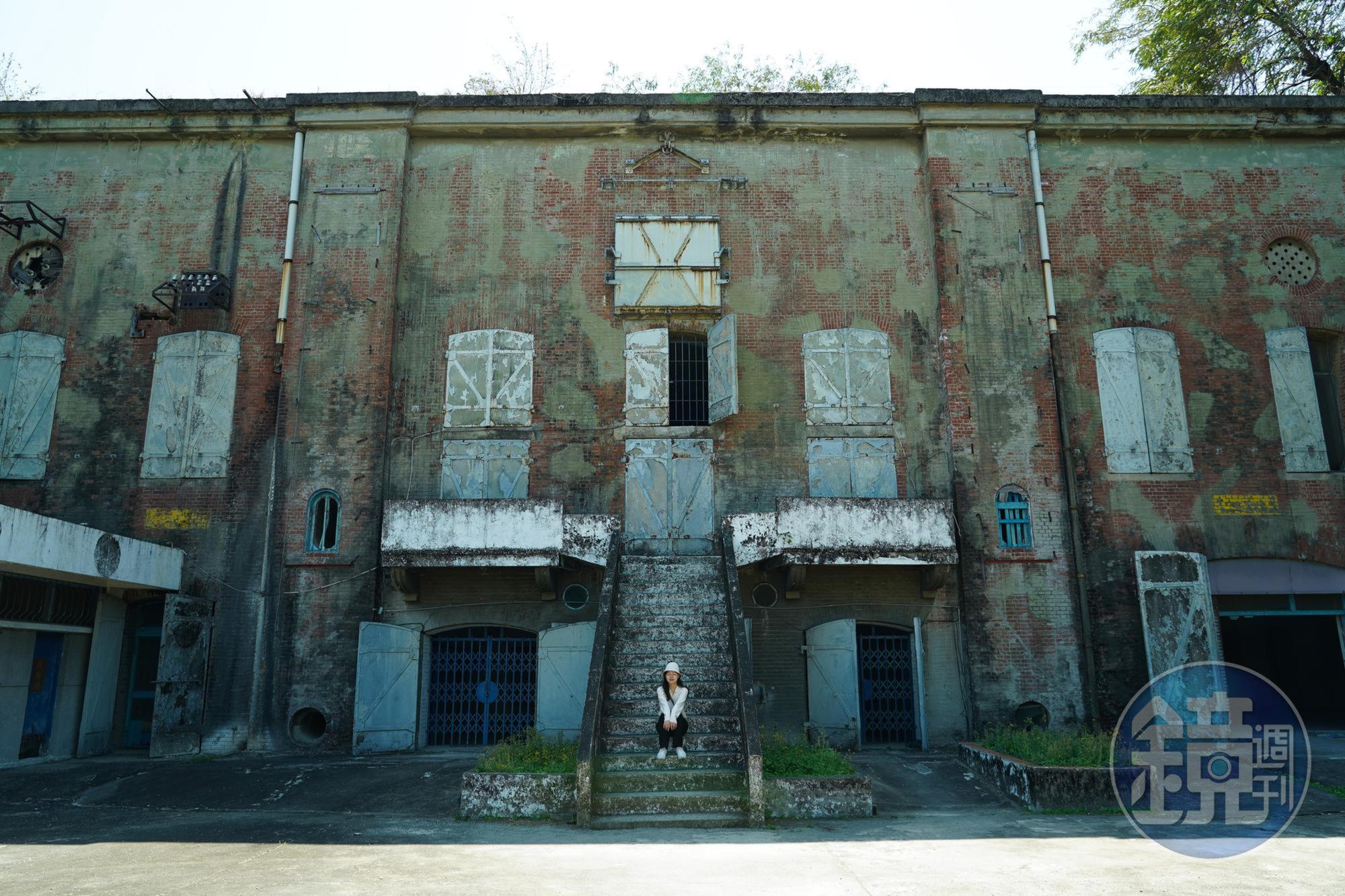 大碉堡結構為鋼筋混凝土三連拱的建築，屋頂覆蓋厚土，設置厚實耐爆門窗，以防轟炸。