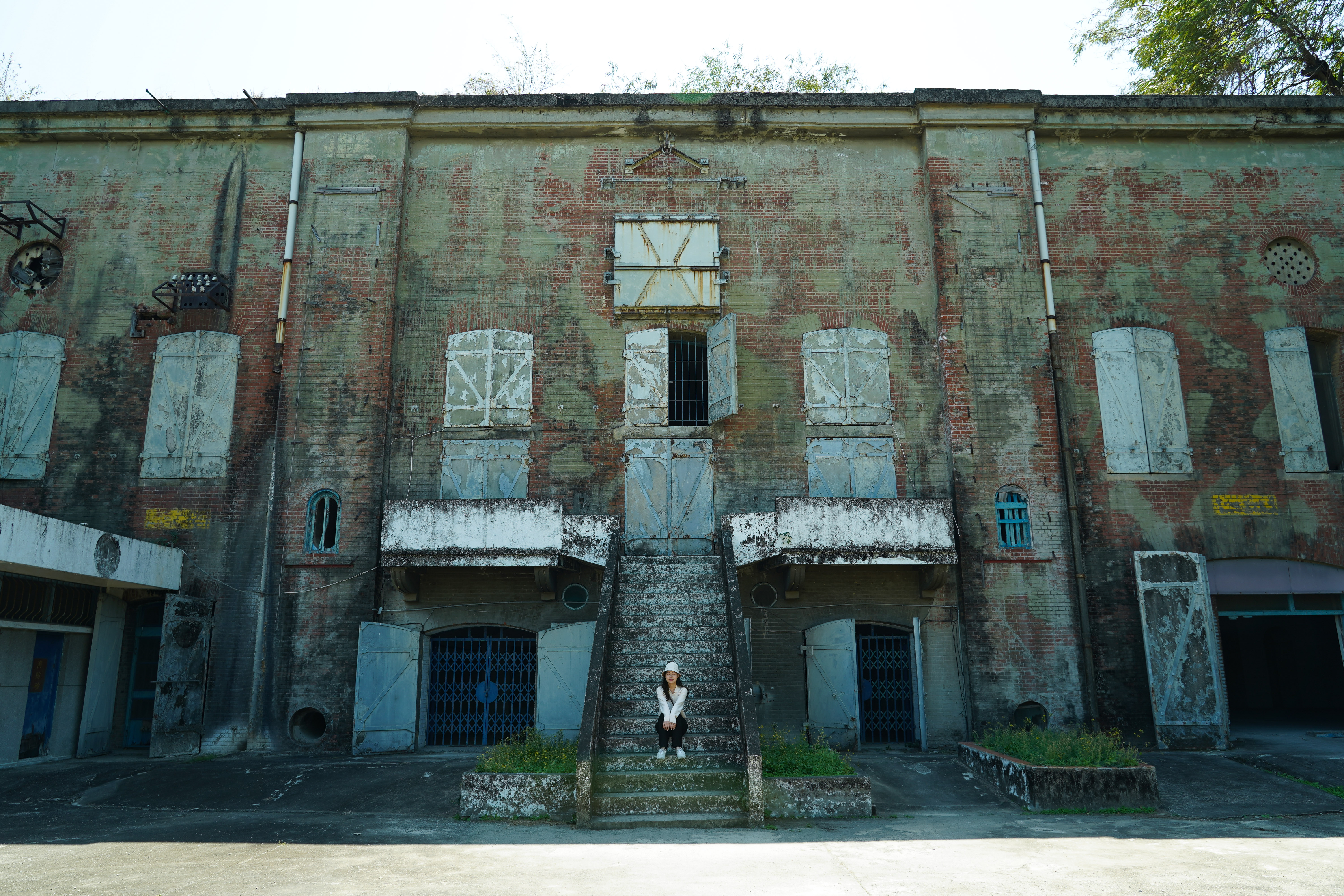 大碉堡結構為鋼筋混凝土三連拱的建築，屋頂覆蓋厚土，設置厚實耐爆門窗，以防轟炸。