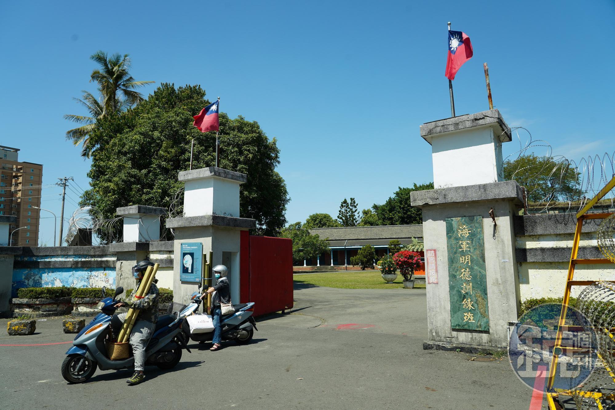 「原日本海軍鳳山無線電信所」為日治時期三大無線電信所之一，曾作為鳳山招待所，如今閒置後成廢墟，開放民眾參觀。