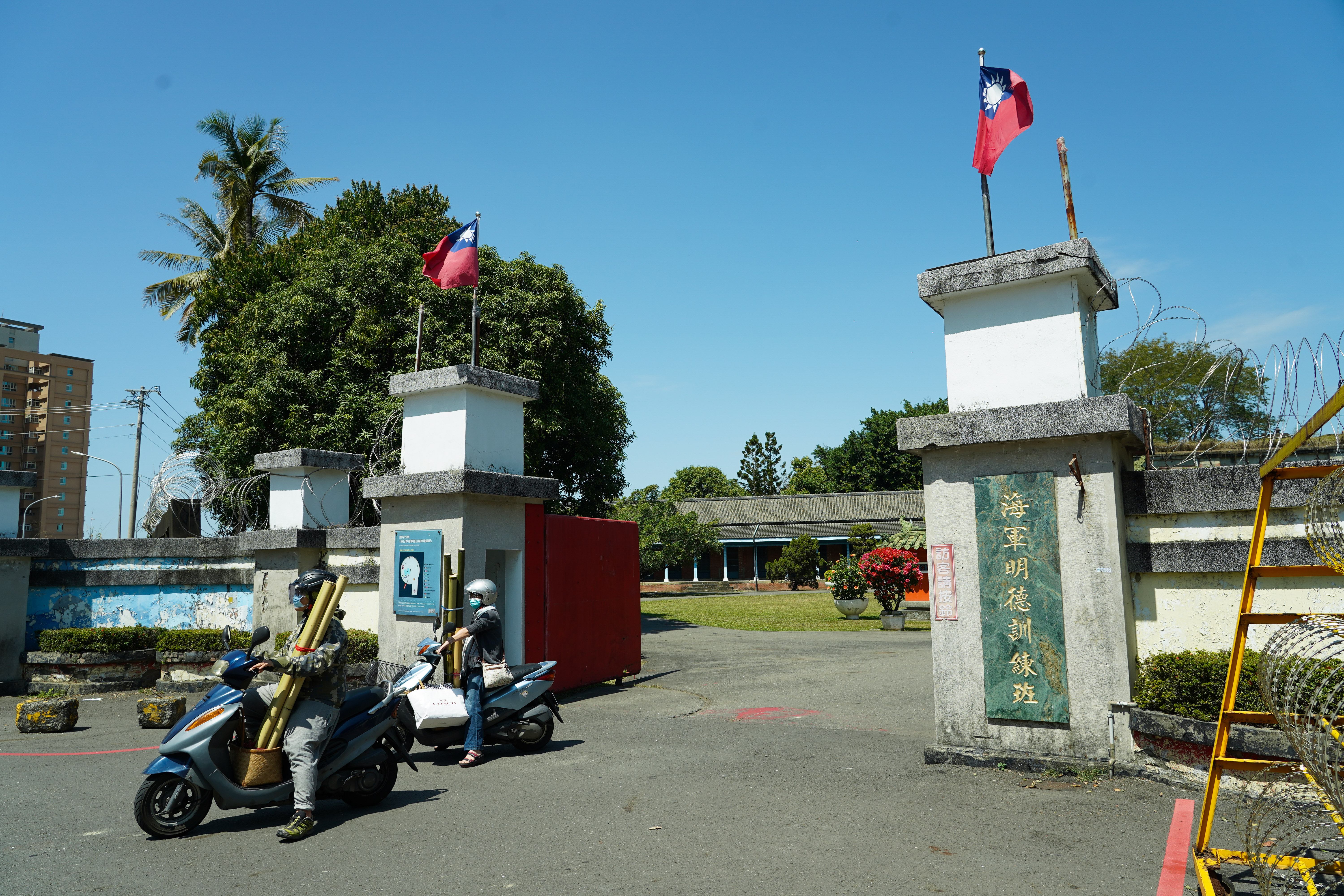 「原日本海軍鳳山無線電信所」為日治時期三大無線電信所之一，曾作為鳳山招待所，如今閒置後成廢墟，開放民眾參觀。
