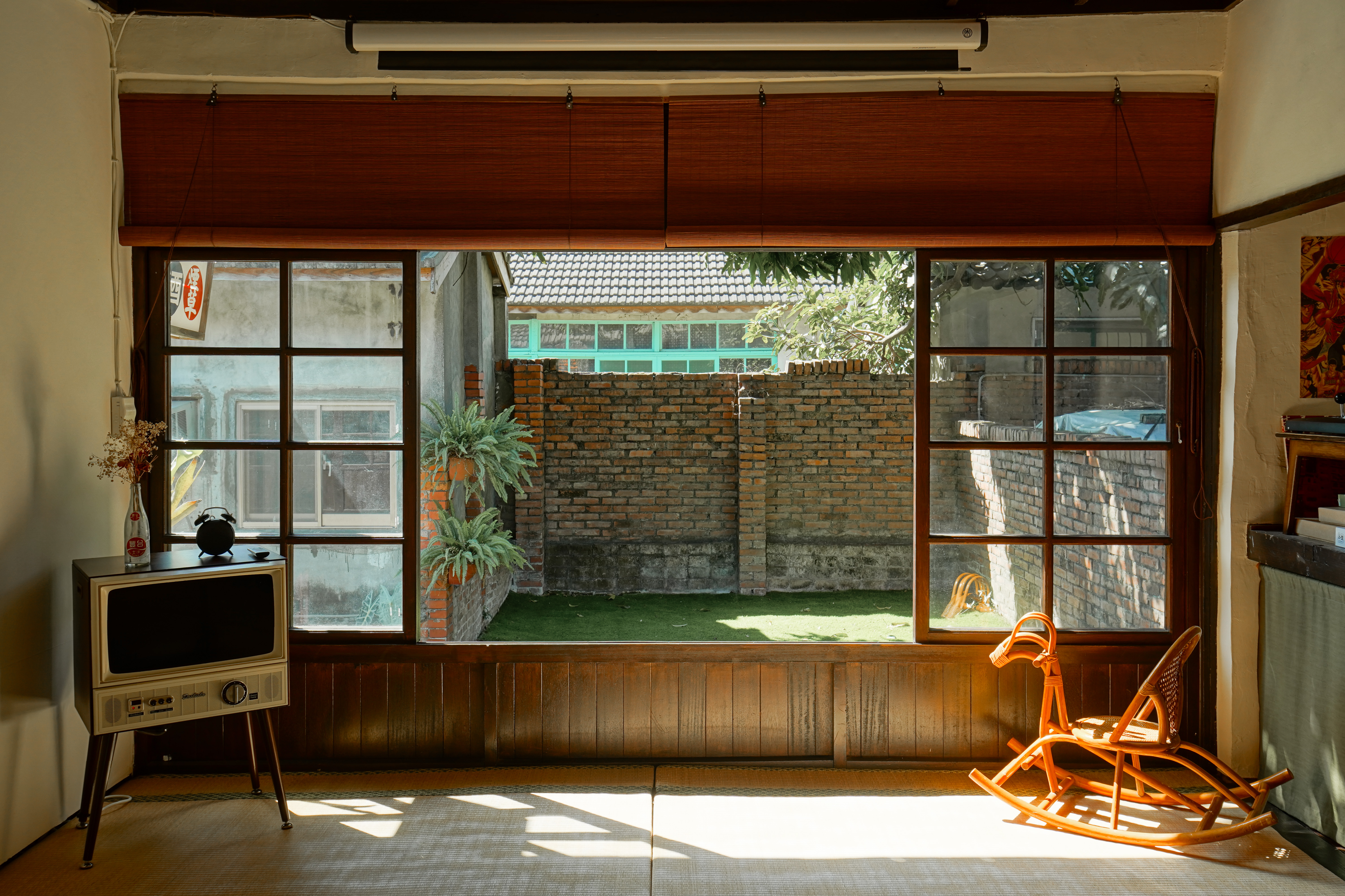 「眷待期休憩所」主棟為獨棟雙拼日式磚木架高屋舍建築。