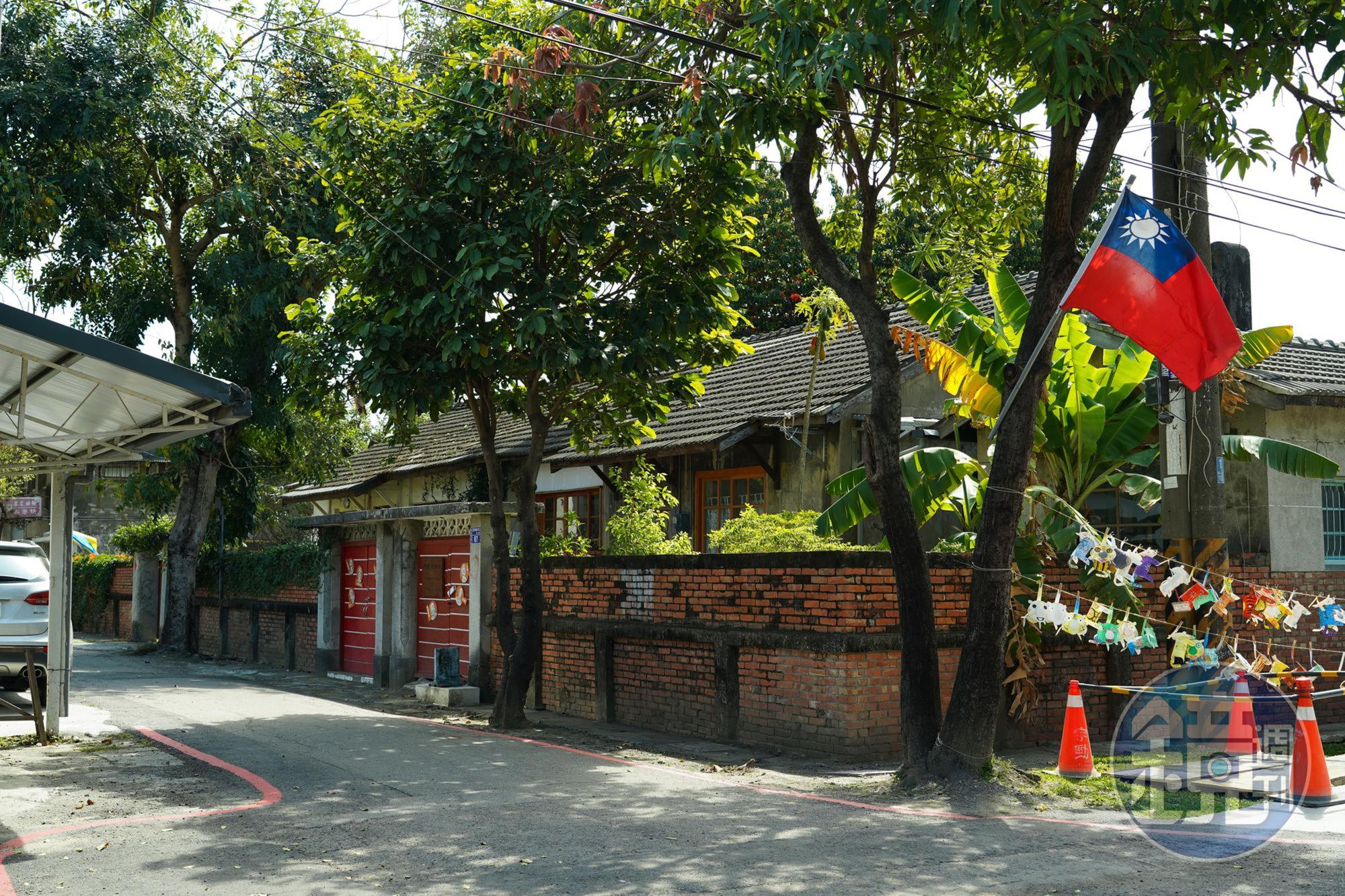 1947年陸軍訓練司令部在台成立，來台的軍方眷屬住進誠正新村與誠正二村，即如今的黃埔新村與黃埔二村，是台灣第一代眷村之一。
