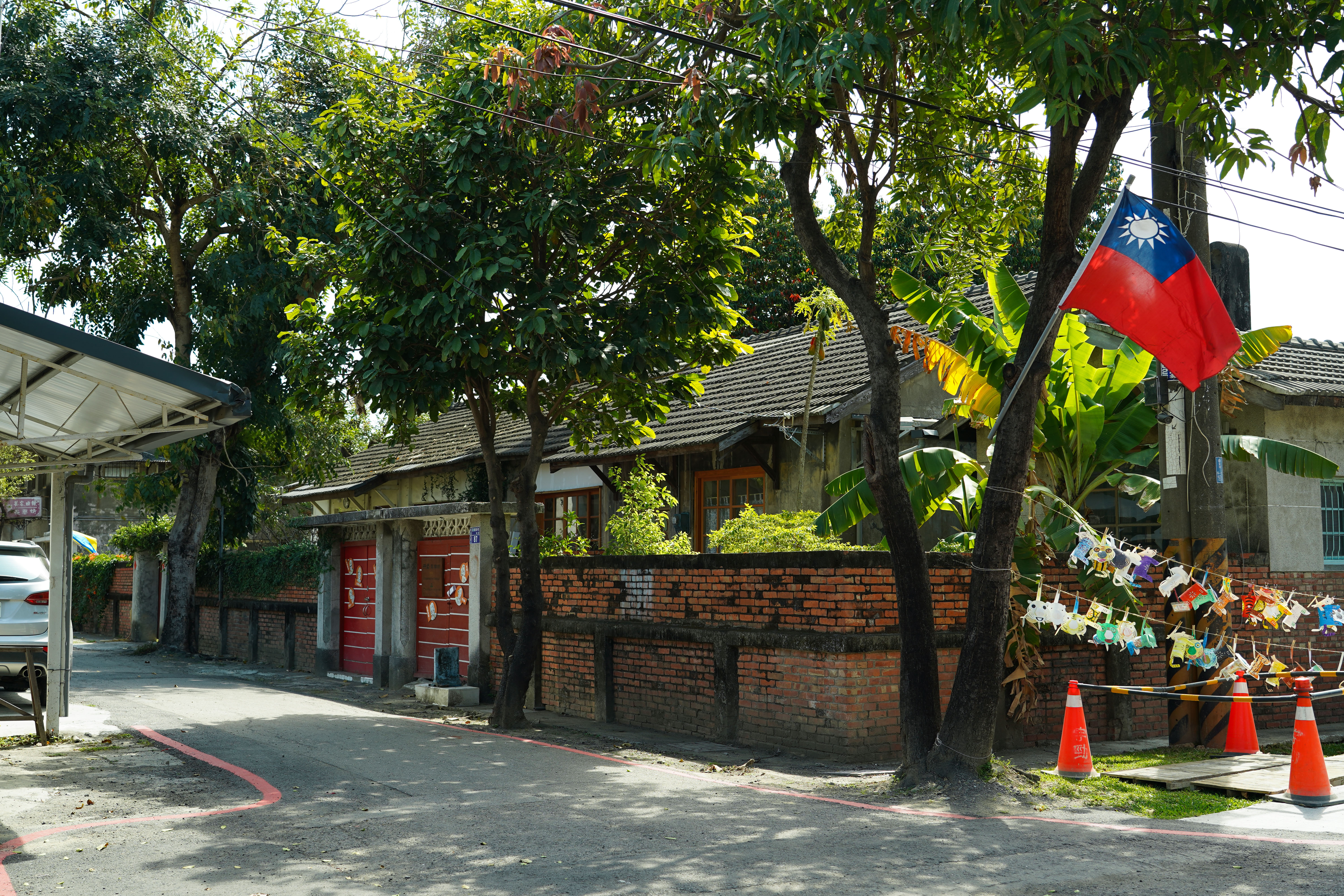 1947年陸軍訓練司令部在台成立，來台的軍方眷屬住進誠正新村與誠正二村，即如今的黃埔新村與黃埔二村，是台灣第一代眷村之一。