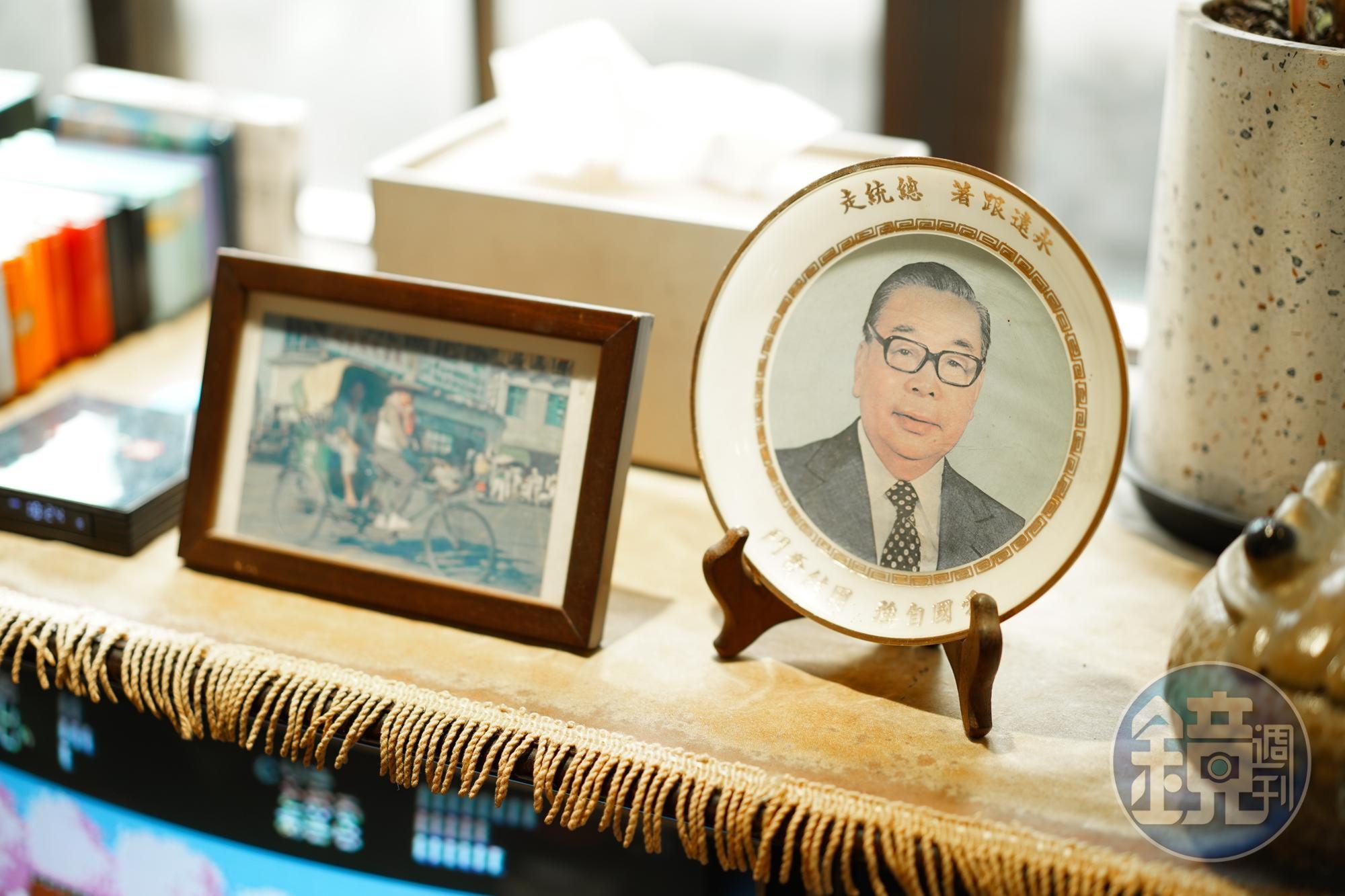 為打造「沉浸式」眷村住宿體驗，屋內放了許多當年的舊擺設。