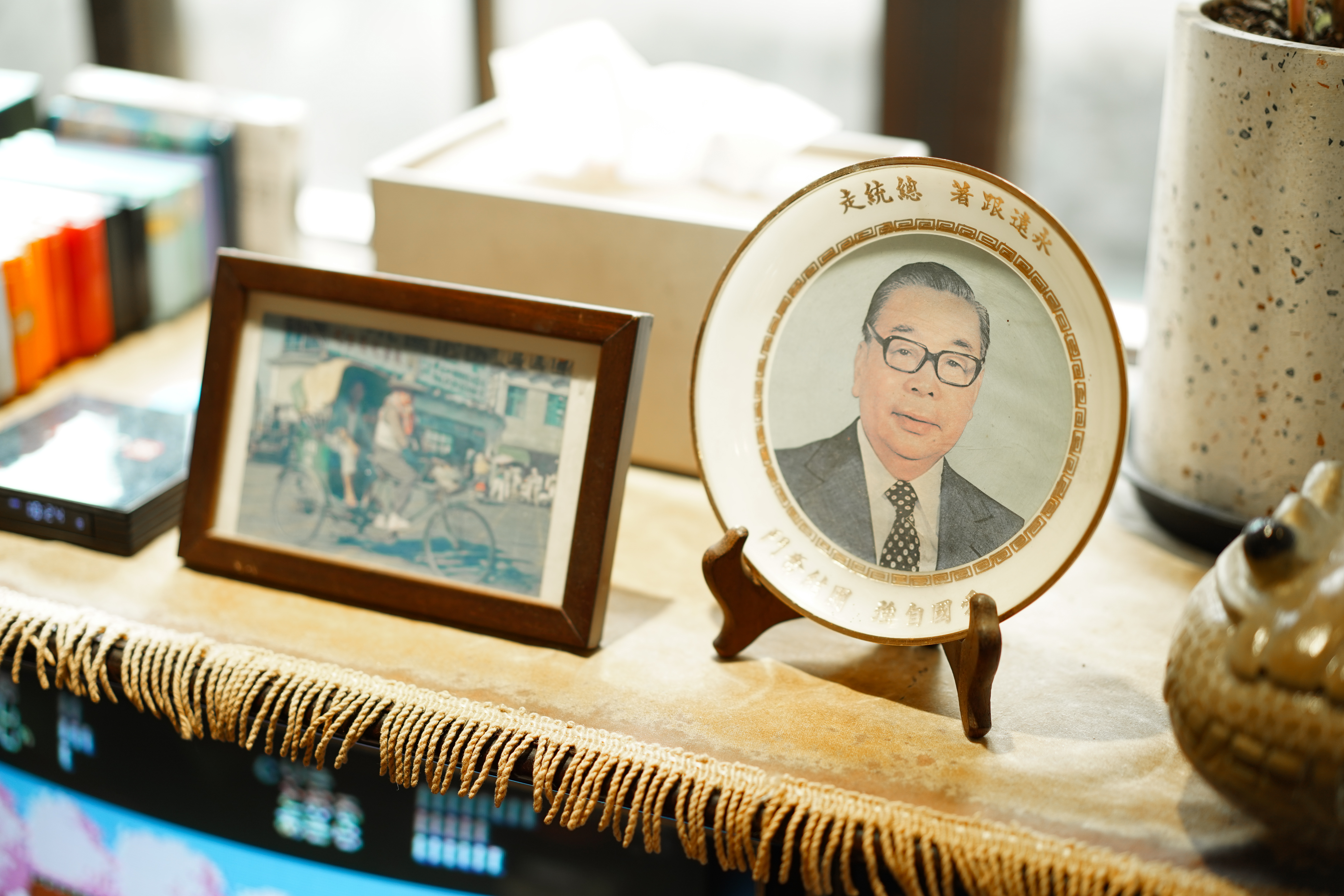 為打造「沉浸式」眷村住宿體驗，屋內放了許多當年的舊擺設。