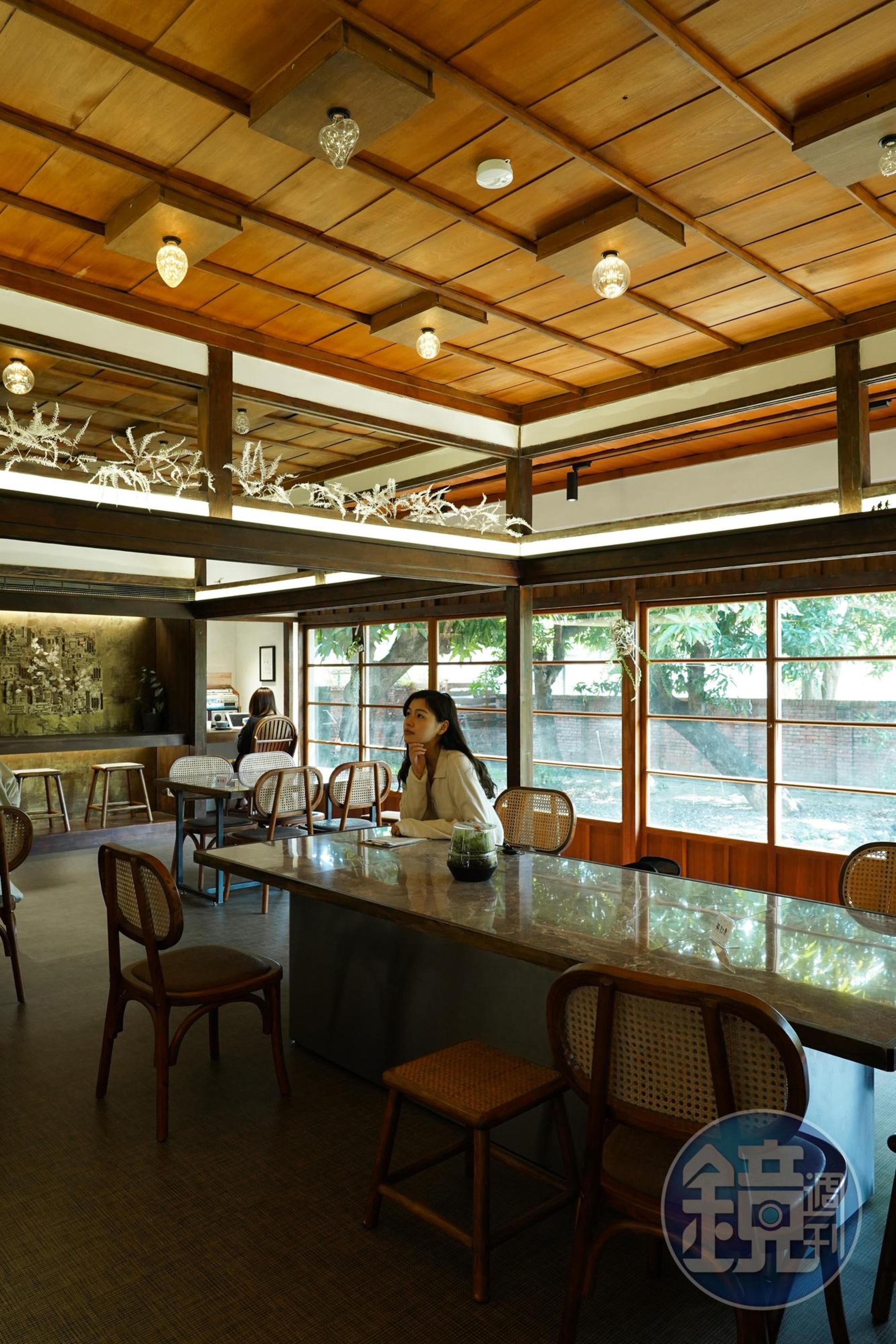 室內空間氣派雅緻,日式拉門讓整片陽光透進屋內。
