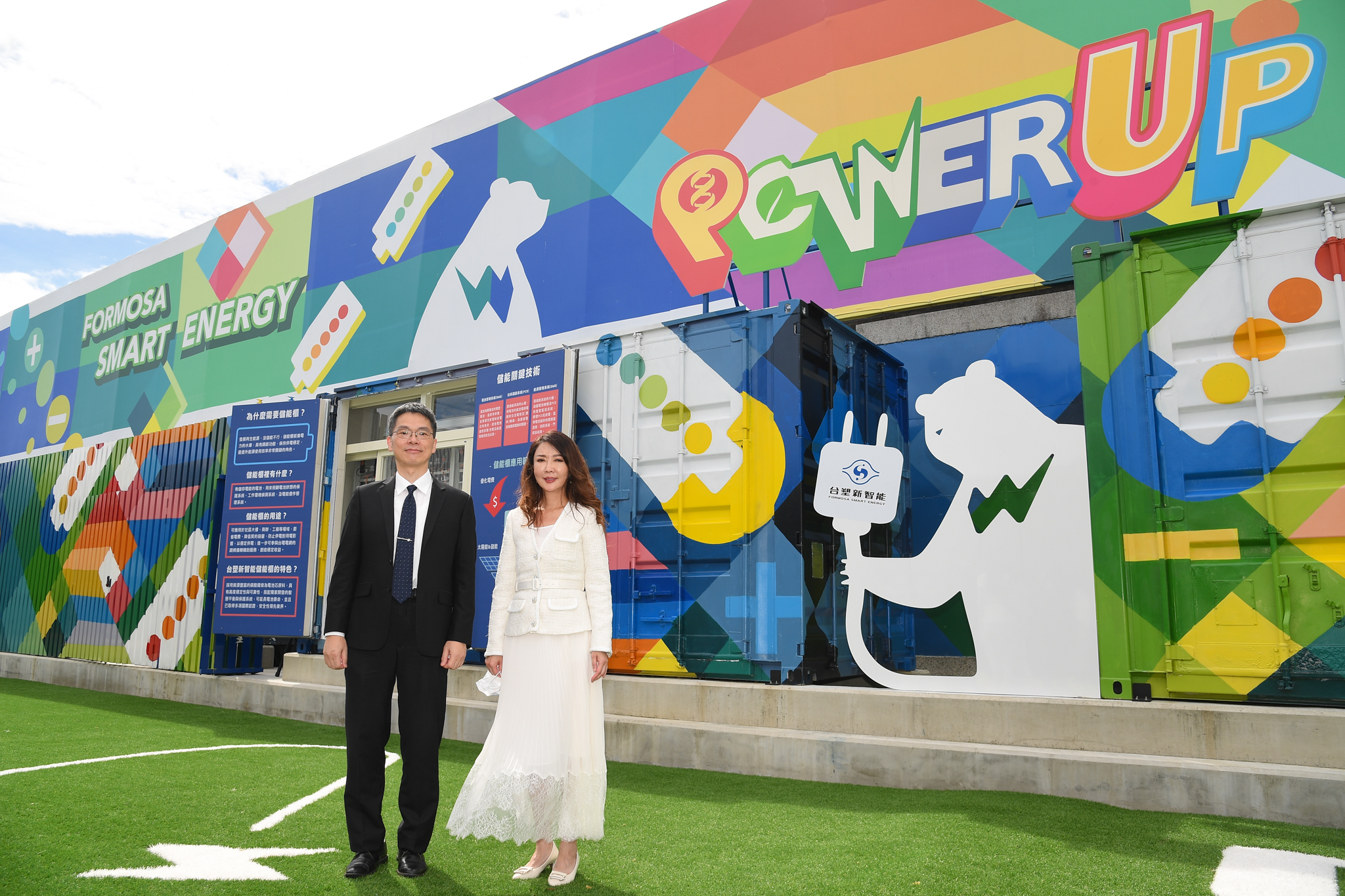 王瑞瑜（右）對外宣示，接下來將斥資160億元，建置鋰鐵電池芯廠與模組廠。（台塑集團提供）