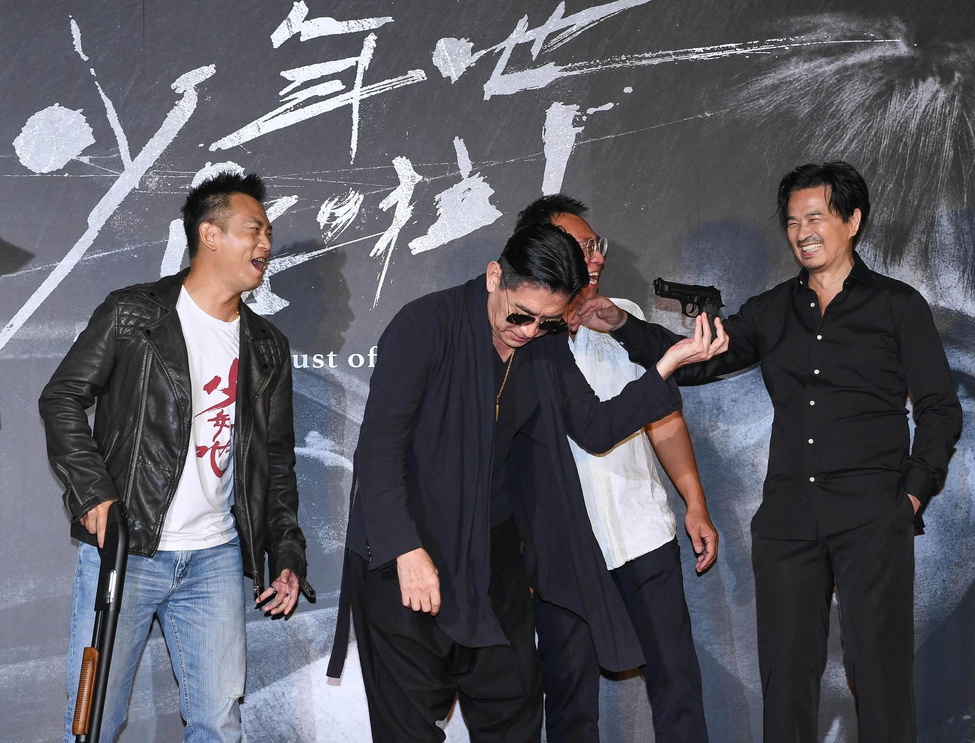 高捷當年在片中「爆頭」李興文，首映會上「賠罪」，變成李興文對著高捷的頭作勢開槍。（牽猴子提供）