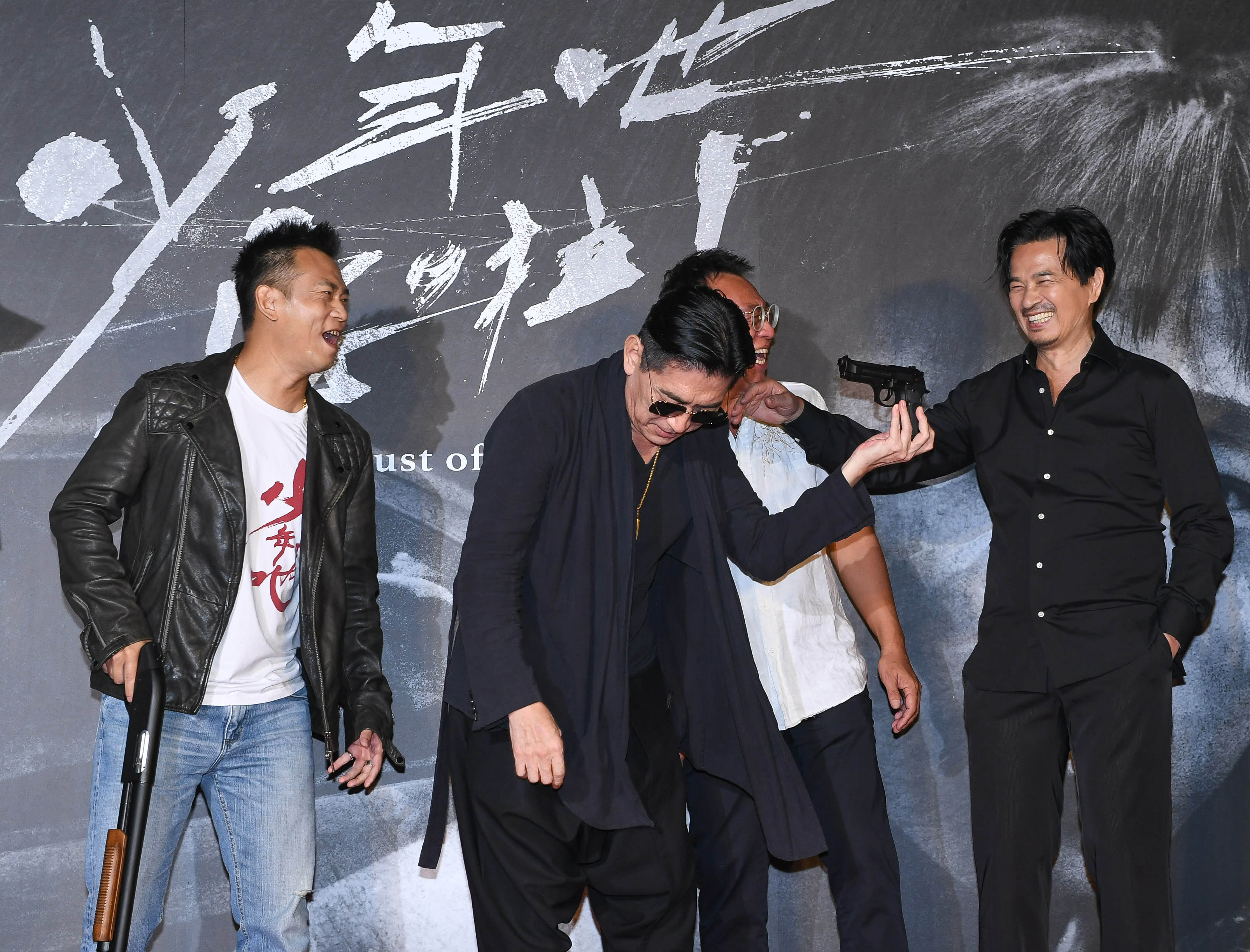 高捷當年在片中「爆頭」李興文，首映會上「賠罪」，變成李興文對著高捷的頭作勢開槍。（牽猴子提供）