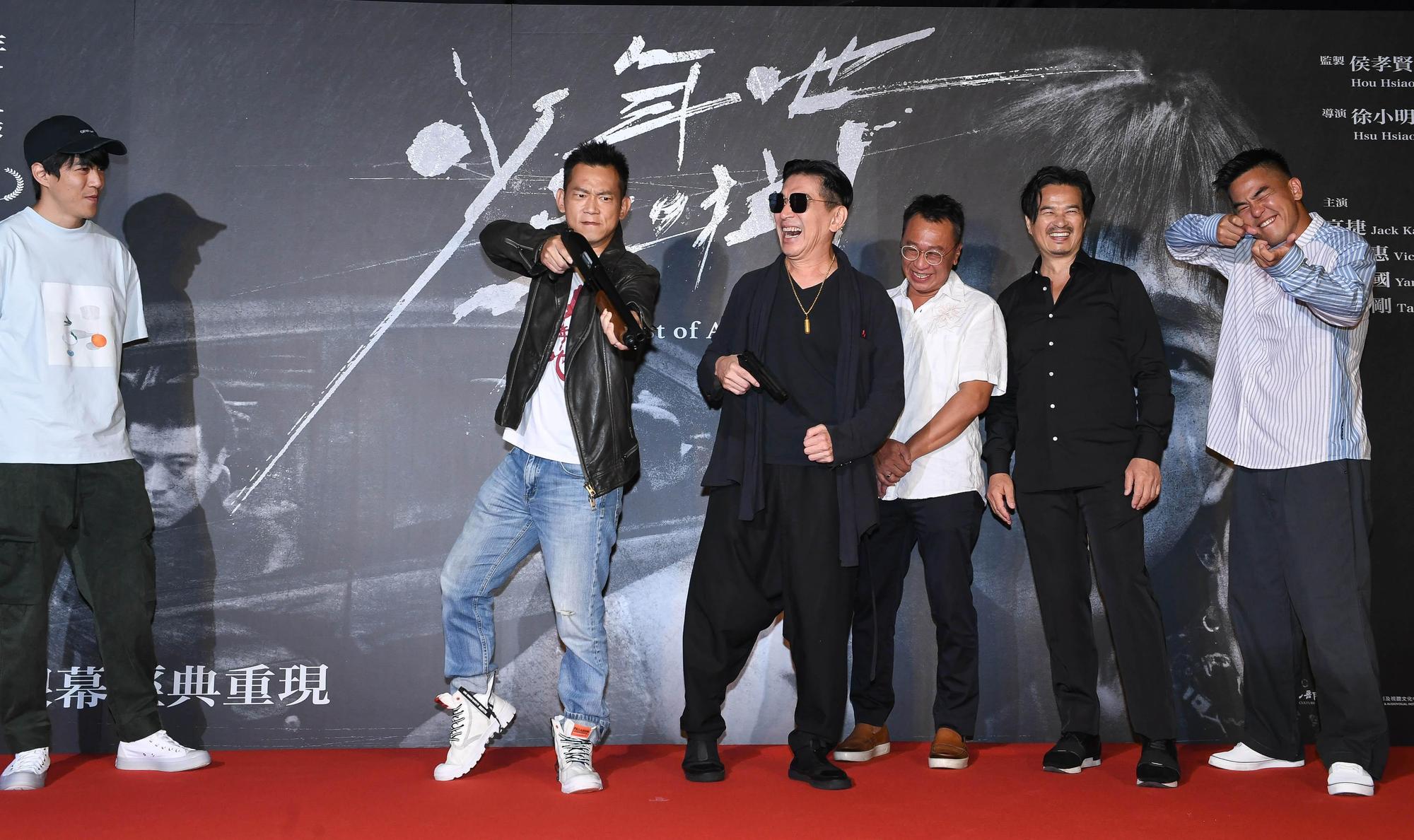 《少年吔，安啦！》5日晚間舉辦首映會，顏正國拿起當年同款的「鴨頭」霰彈槍倍感熟悉。（牽猴子提供）