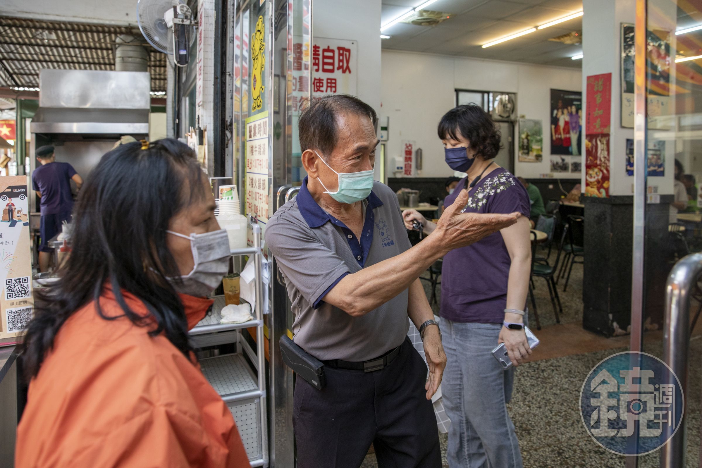 葉英和（右）是潮州牛肉福的靈魂人物，今年75歲的他依舊每天清晨5點就上工，親切招呼客人。