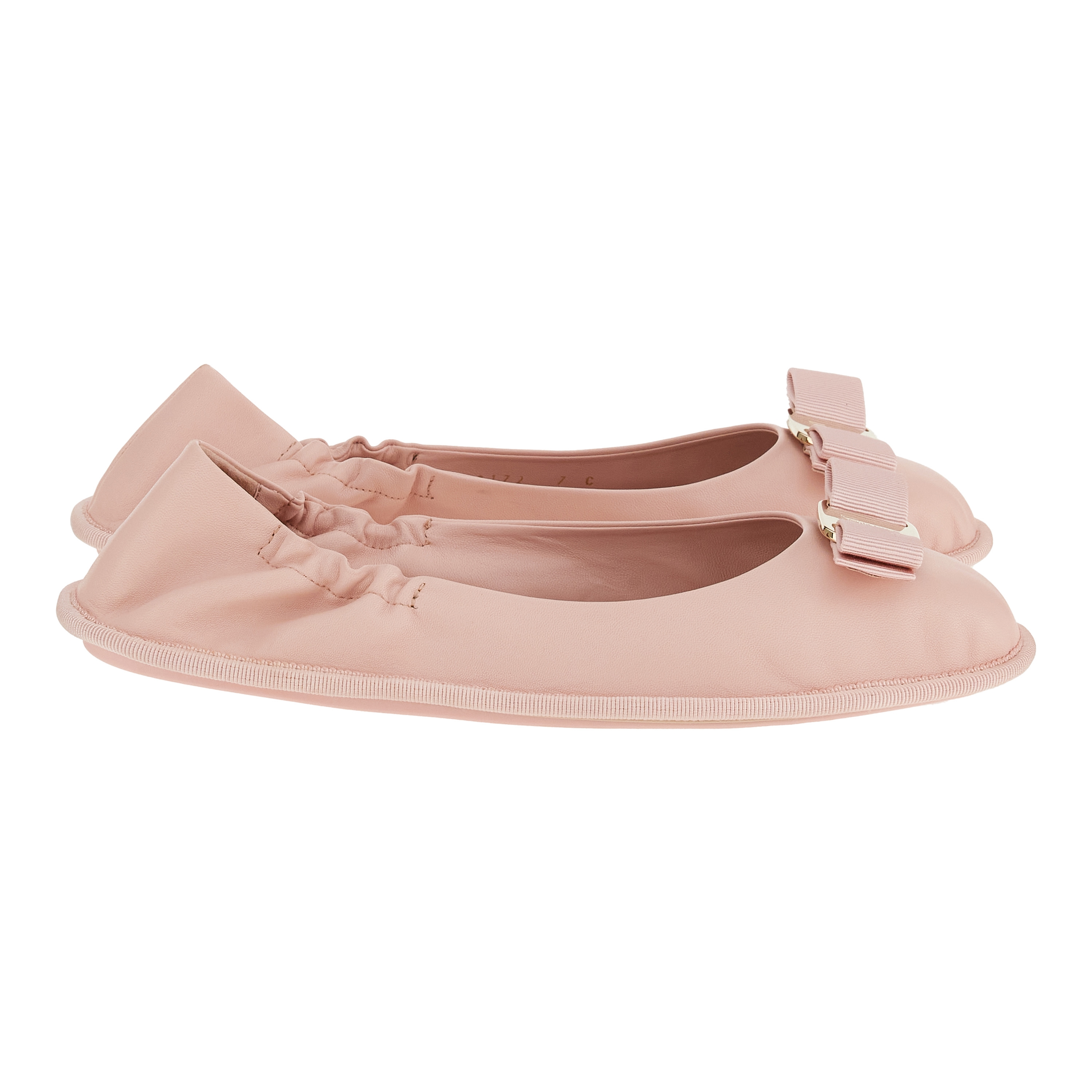 Vara玫瑰粉皮革芭蕾平底鞋。NT$23,900(Salvatore Ferragamo提供)