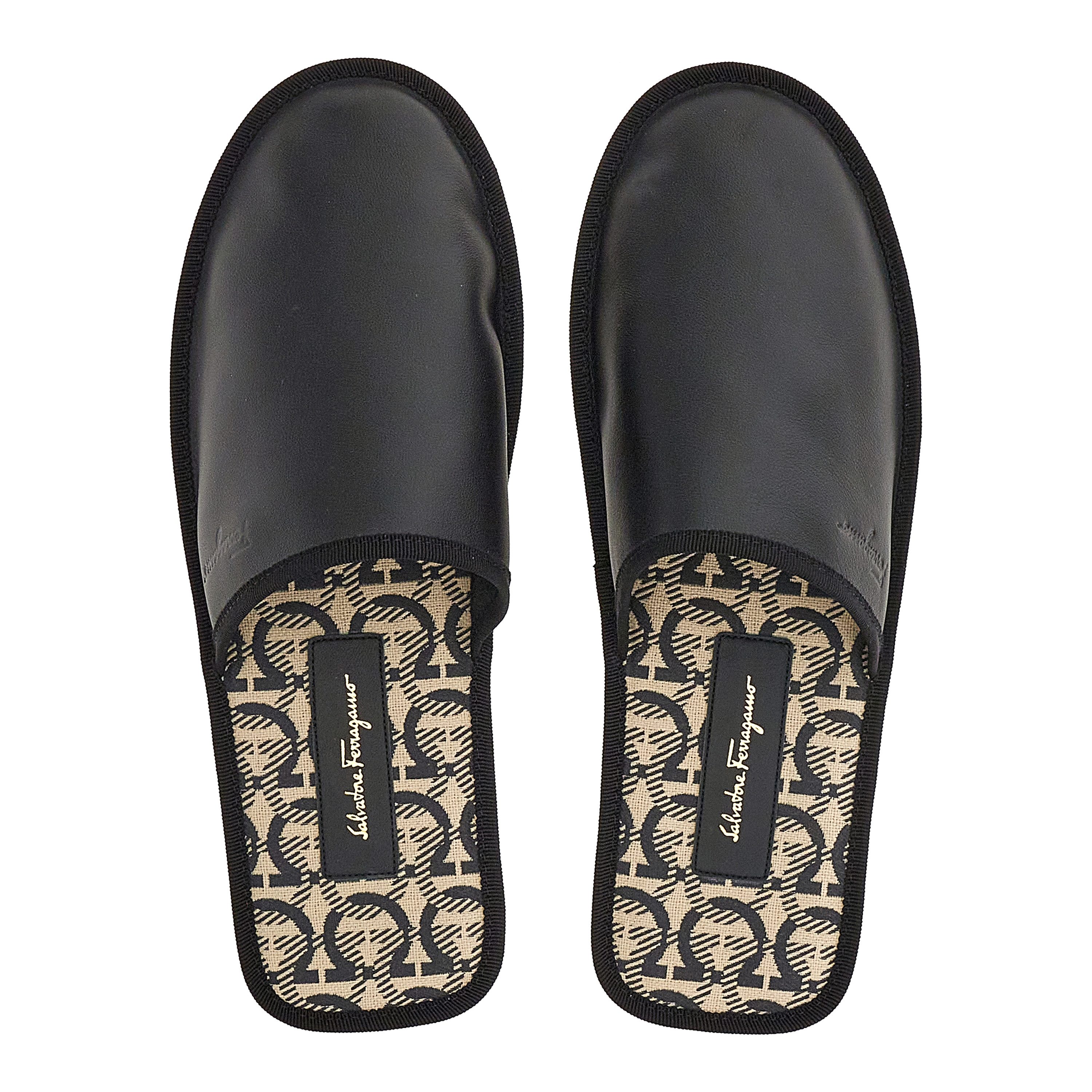 Gancini 緹花皮革拖鞋。NT$18,900(Salvatore Ferragamo提供)