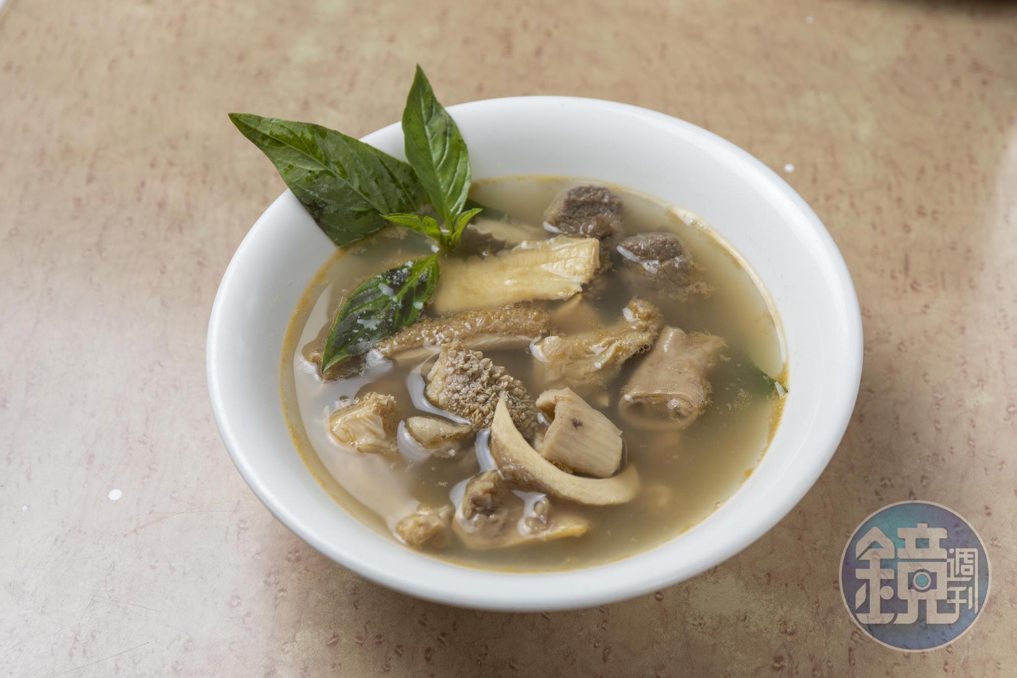 牛大福招牌料理牛雜湯,口味較商業化,湯頭藥膳味較不明顯。(120元/碗)