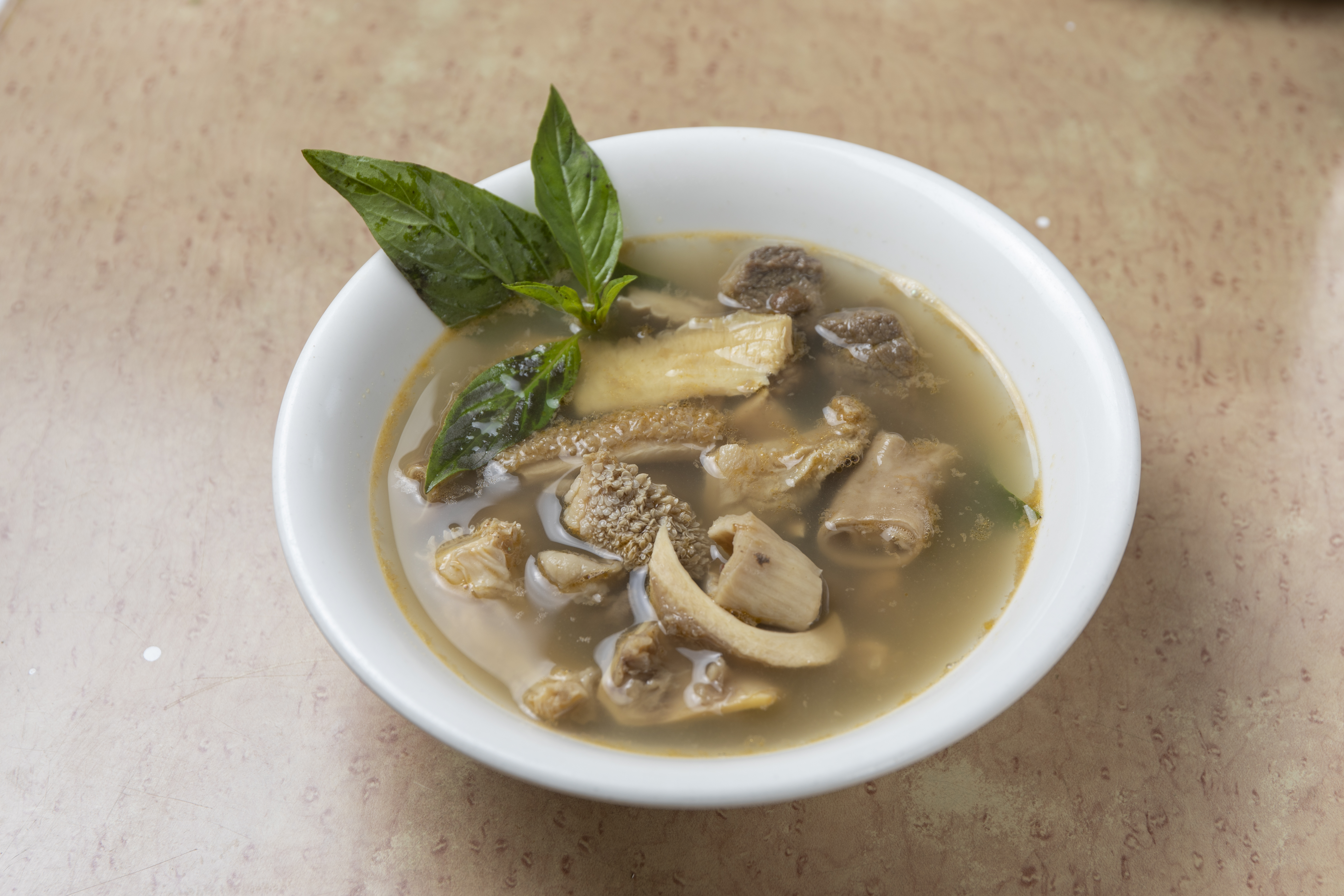 牛大福招牌料理牛雜湯，口味較商業化，湯頭藥膳味較不明顯。（120元／碗）