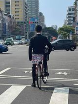 冠軍哥總是西裝筆挺地騎著單車穿梭在高雄的大街小巷。（翻攝網路）