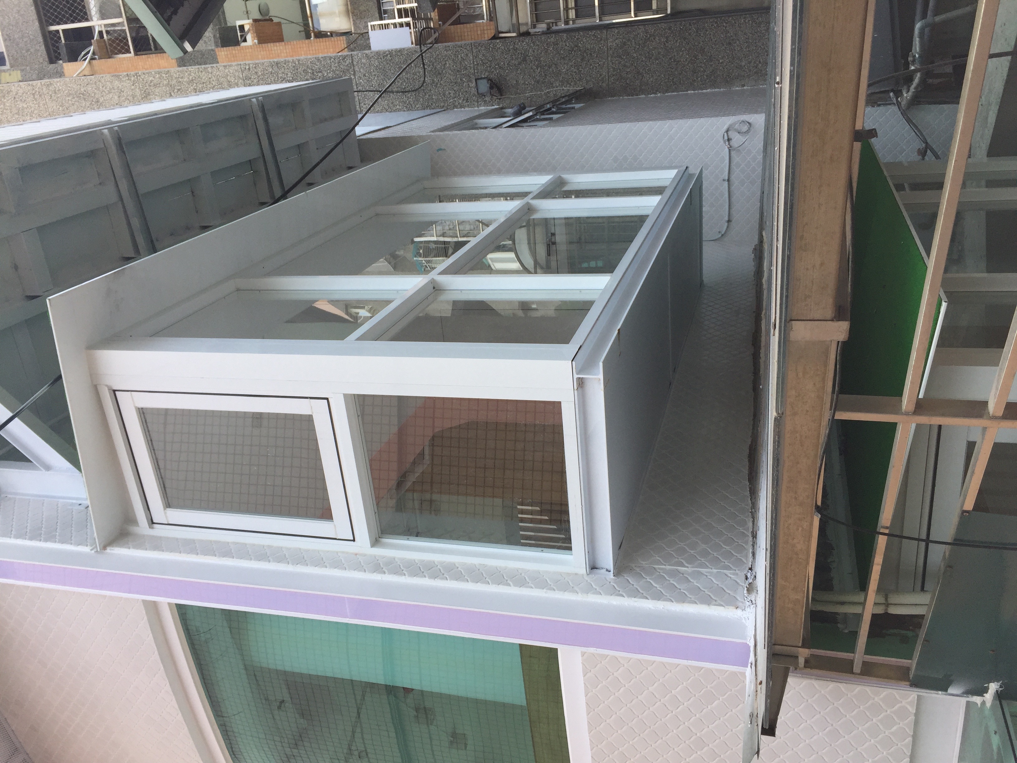 民眾除自行拆除窗戶違建，還被建管處強拆移送法辦。（陳重文議會研究室提供）