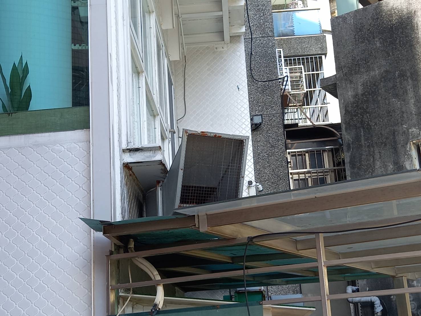 民眾買下北投區店面裝修，1、2樓窗戶被查報違建。（陳重文議會研究室提供）