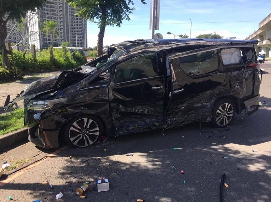 立委蔡易餘車禍，座車嚴重毀損。（翻攝畫面）