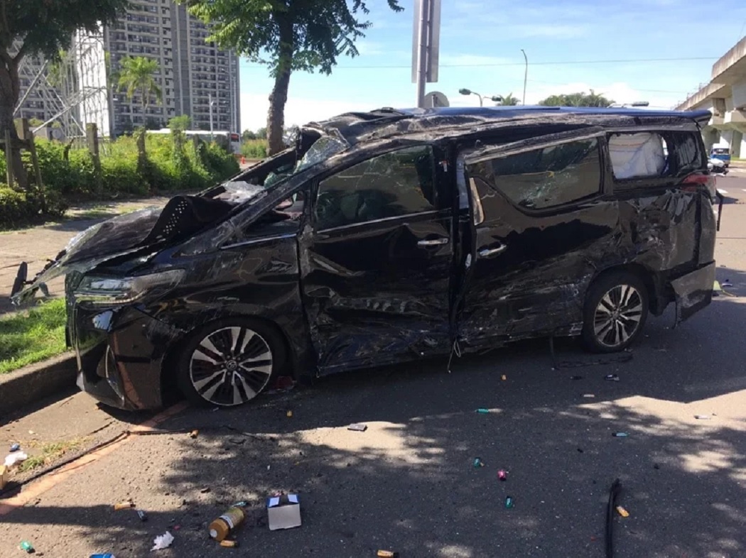 立委蔡易餘車禍，座車嚴重毀損。（翻攝畫面）