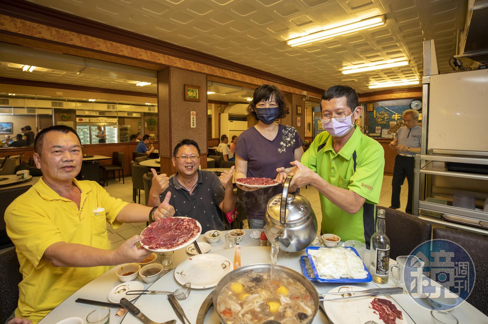 潮州牛肉福2樓販售牛肉火鍋,自製沙茶醬為湯頭增添香氣,搭配現切台灣牛十分合拍。