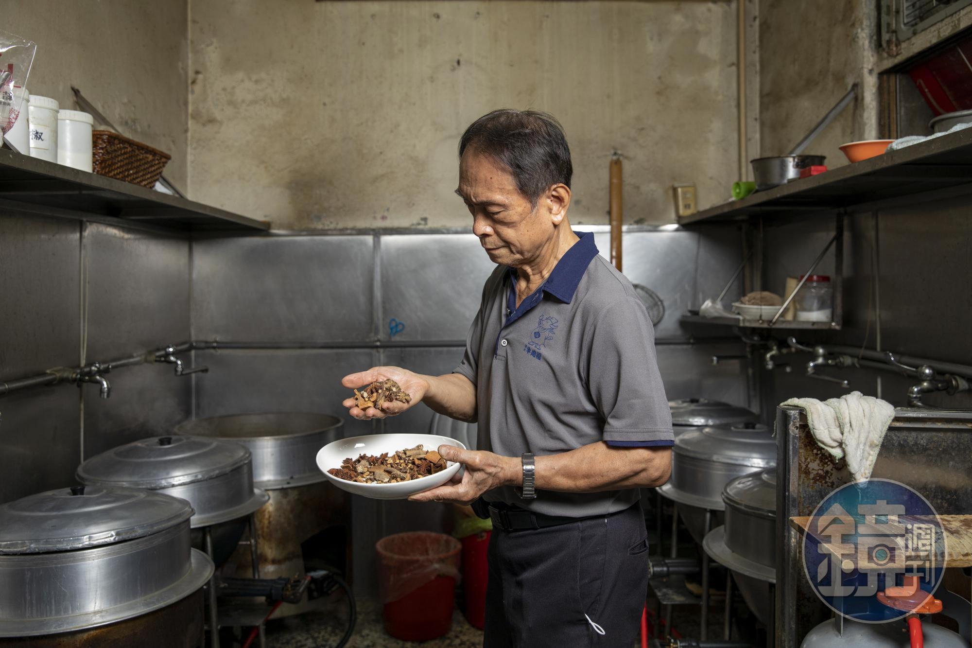 葉英和每天清晨5點就到店裡熬煮店內一日所需湯頭,對藥膳頗有研究的他,會依不同湯品種類,調整中藥材種類。
