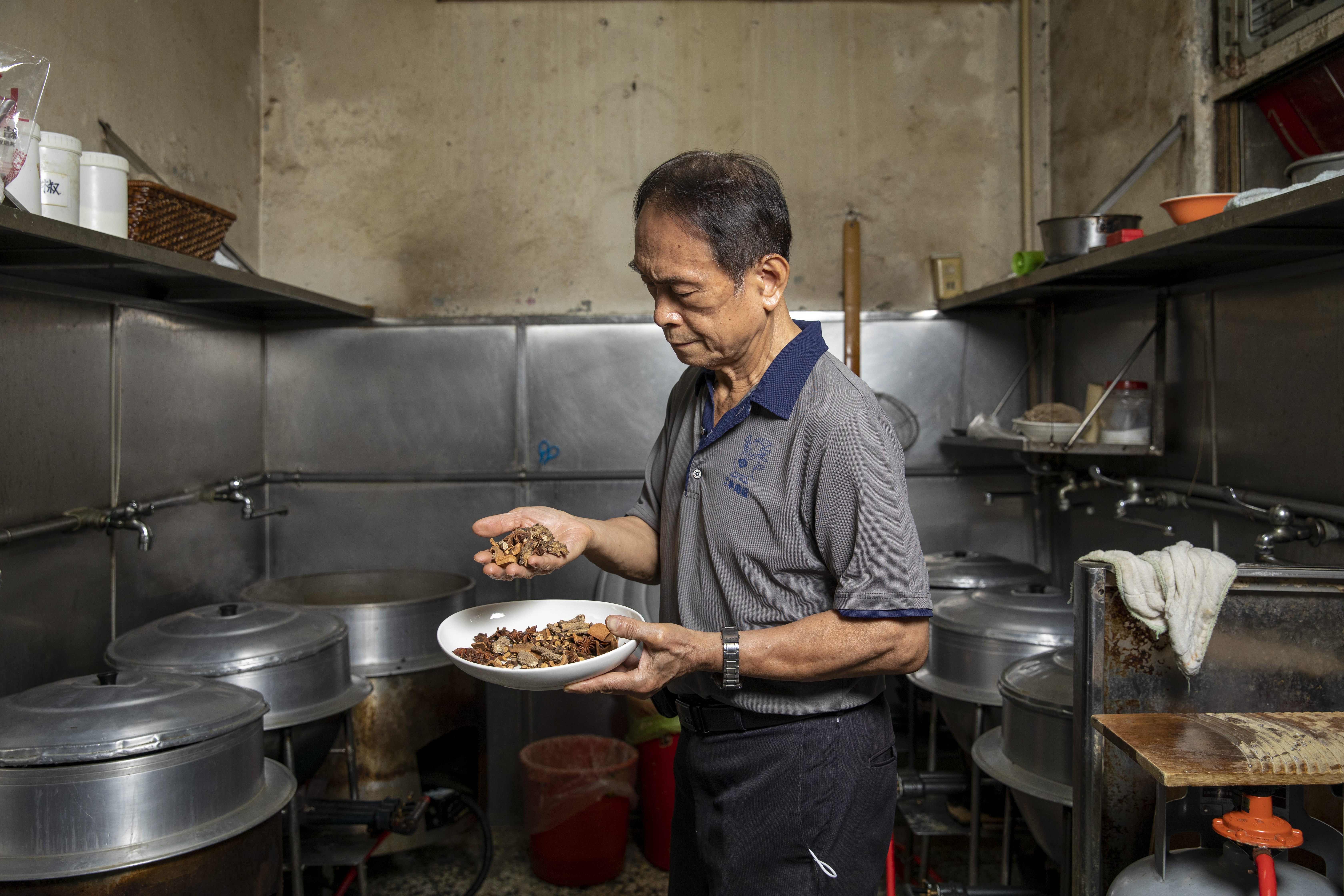 葉英和每天清晨5點就到店裡熬煮店內一日所需湯頭，對藥膳頗有研究的他，會依不同湯品種類，調整中藥材種類。