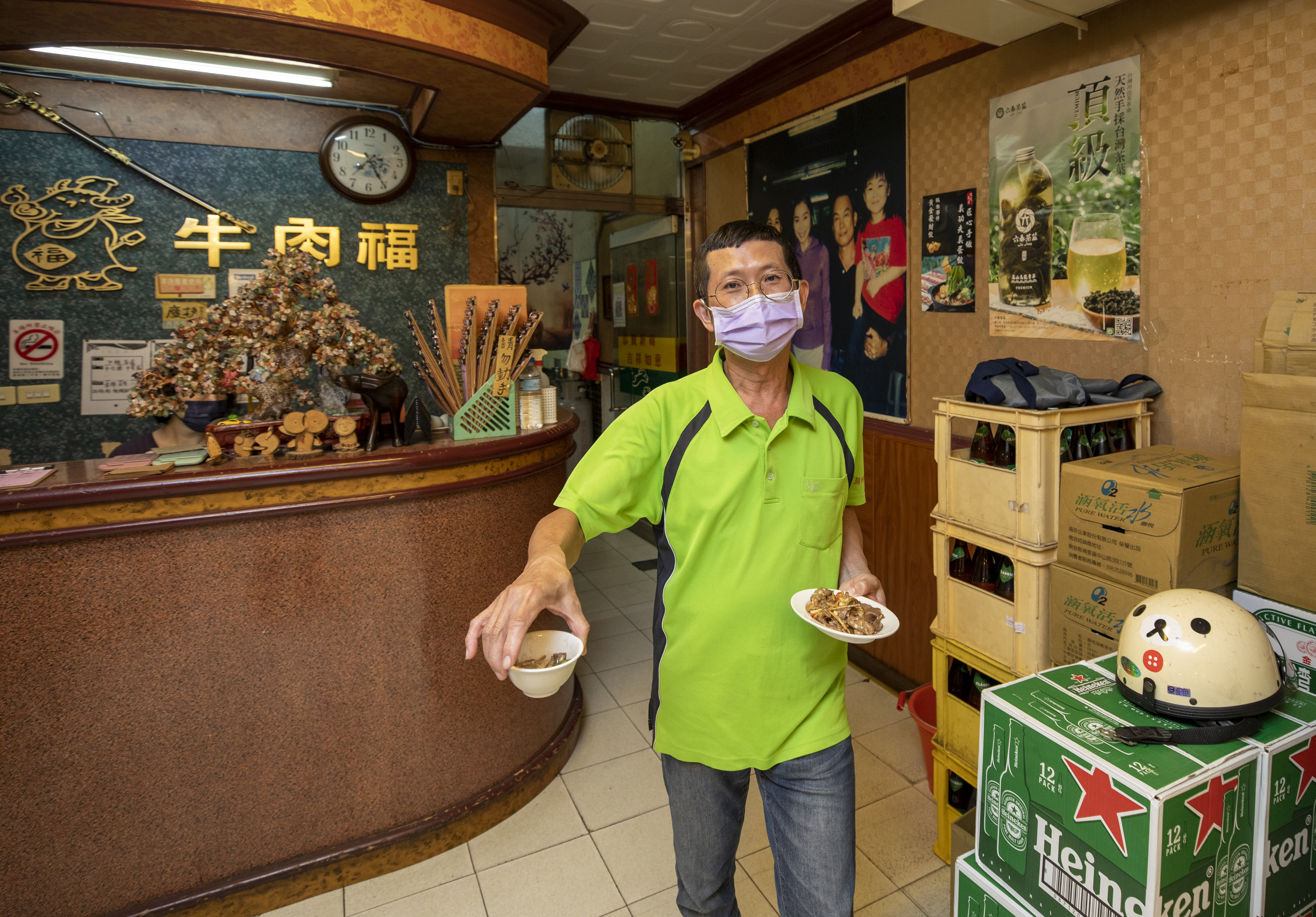 非尖峰用餐時間，習得岳父好手藝的吳昶漢也會下樓炒菜，成為熟客心中的隱藏版好料。
