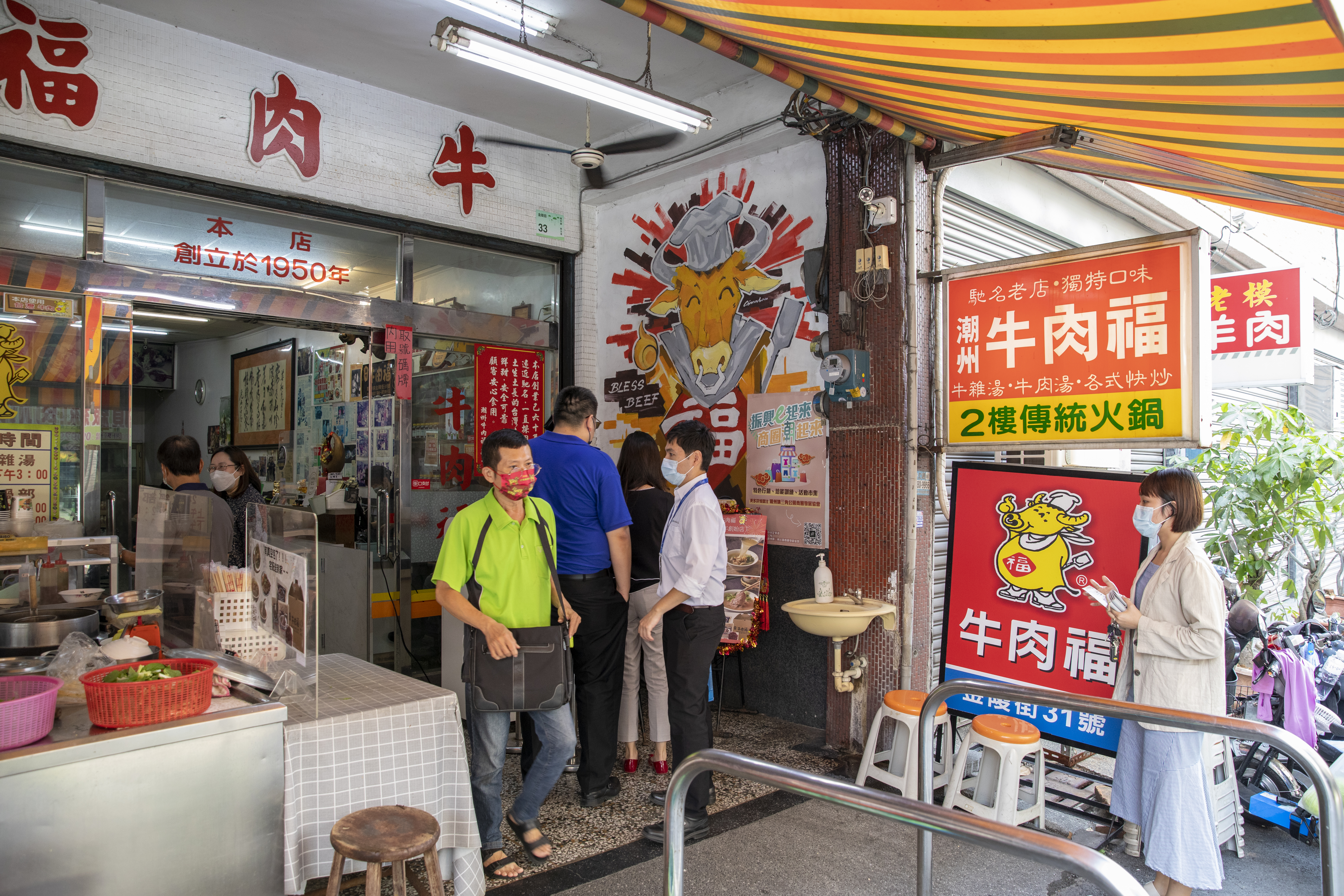 潮州牛肉福2樓販售牛肉火鍋，因和老店共同同一出入口，外來客常過門不入。