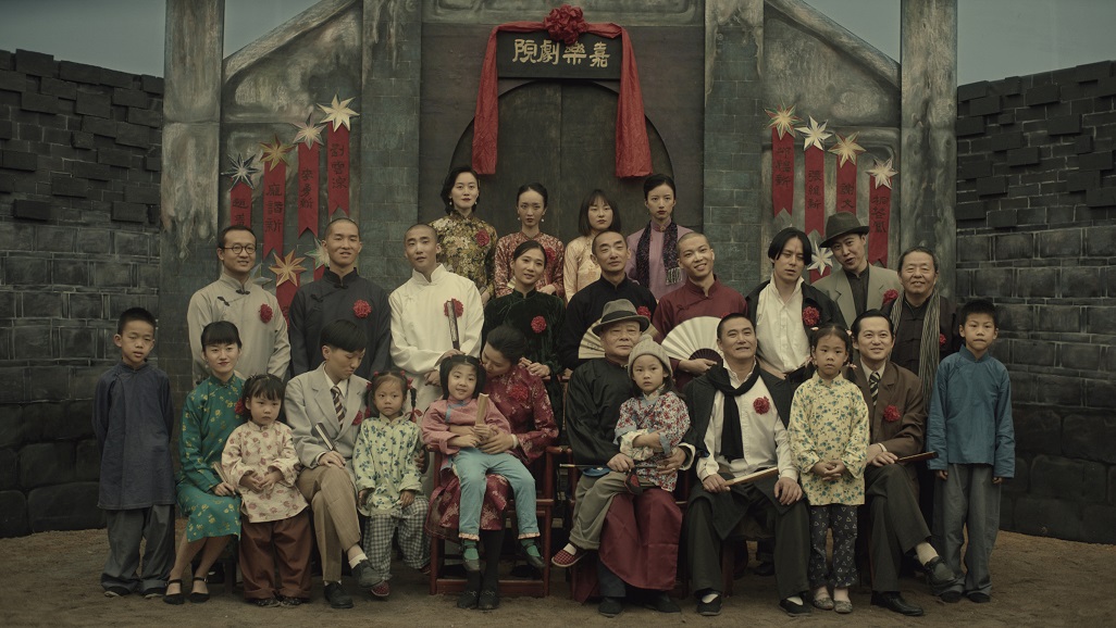 《椒麻堂會》打造出舞台般的背景,描繪時代變遷下的川劇團起落。(台北電影節提供)