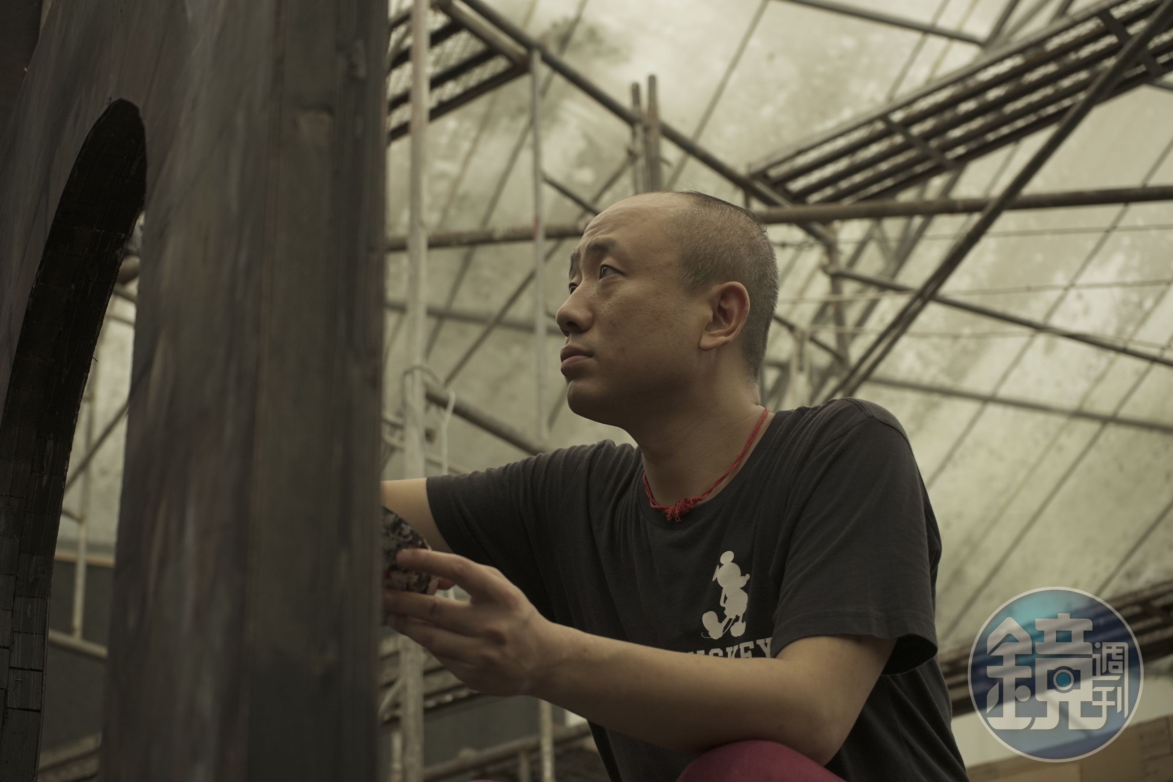 畫家出身的邱炯炯在自編自導的電影《椒麻堂會》中身兼藝術總監，參與布景繪製。（台北電影節提供）