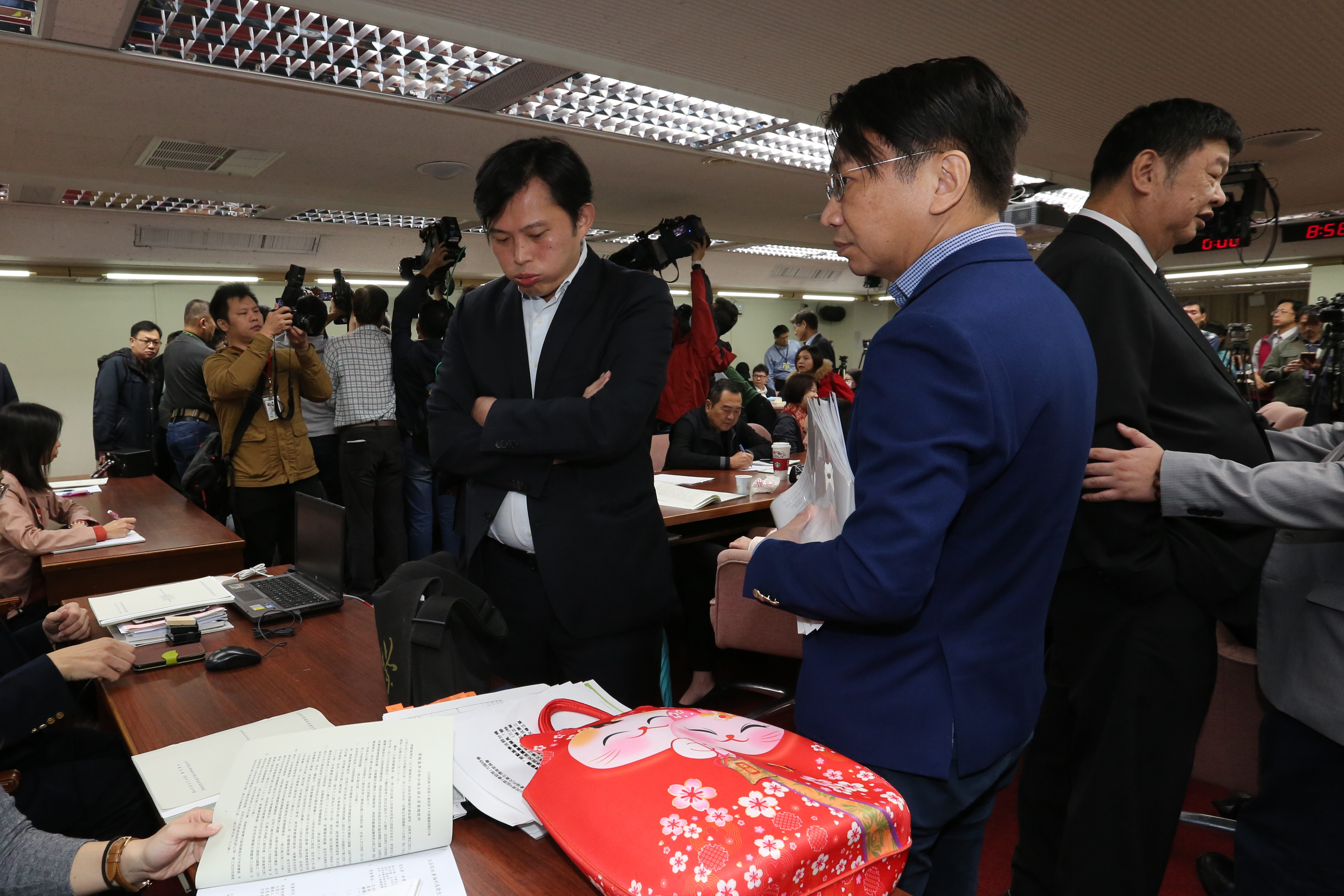 時代力量前立委徐永明（前排右）涉貪遭判刑，老戰友黃國昌（中）坦言「心情一時難以平復」，並感嘆直呼「我所認識的永明，並不是這樣的人。」（本刊資料照）