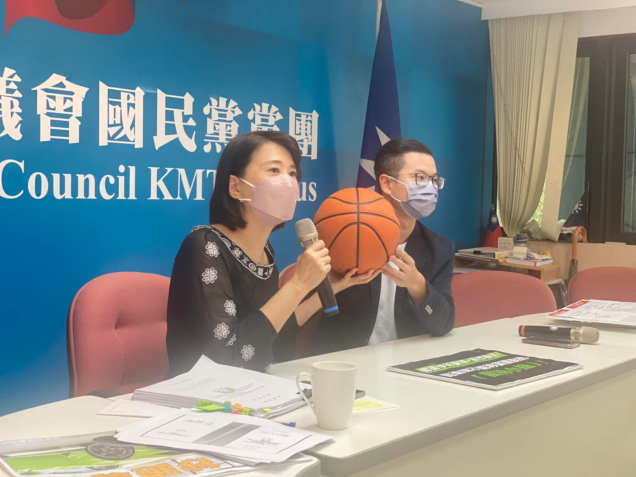 對於林智堅提告，王鴻薇表示歡迎，並酸林是「抄跑專家」。（翻攝自王鴻薇臉書）