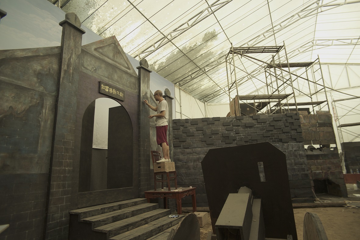 《椒麻堂會》全程棚拍，也不採同步錄音，片中環境均由布景搭設，營造魔幻的舞台效果。  （台北電影節提供）