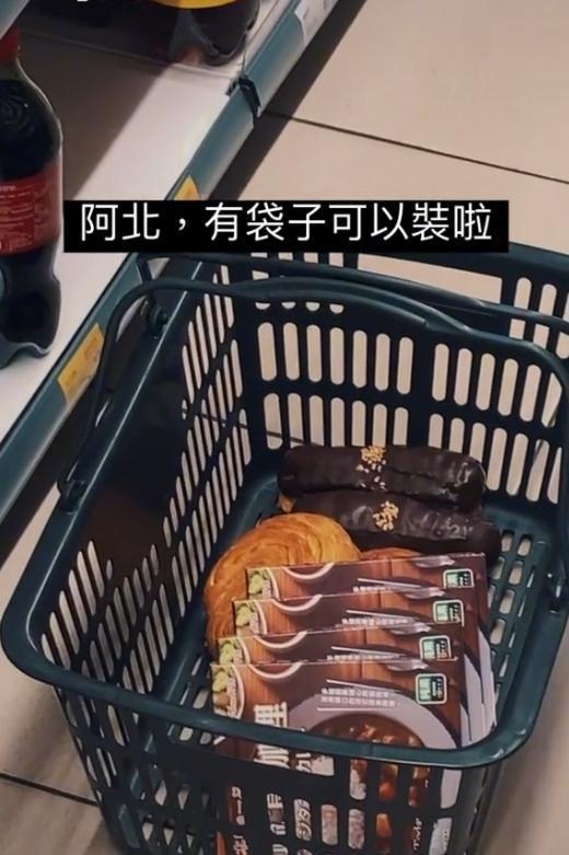 有網友在逛全聯時，赫然發現有位阿伯沒有用塑膠袋將麵包套住，就直接放進購物籃最下面。（翻攝自show_vc0301抖音）