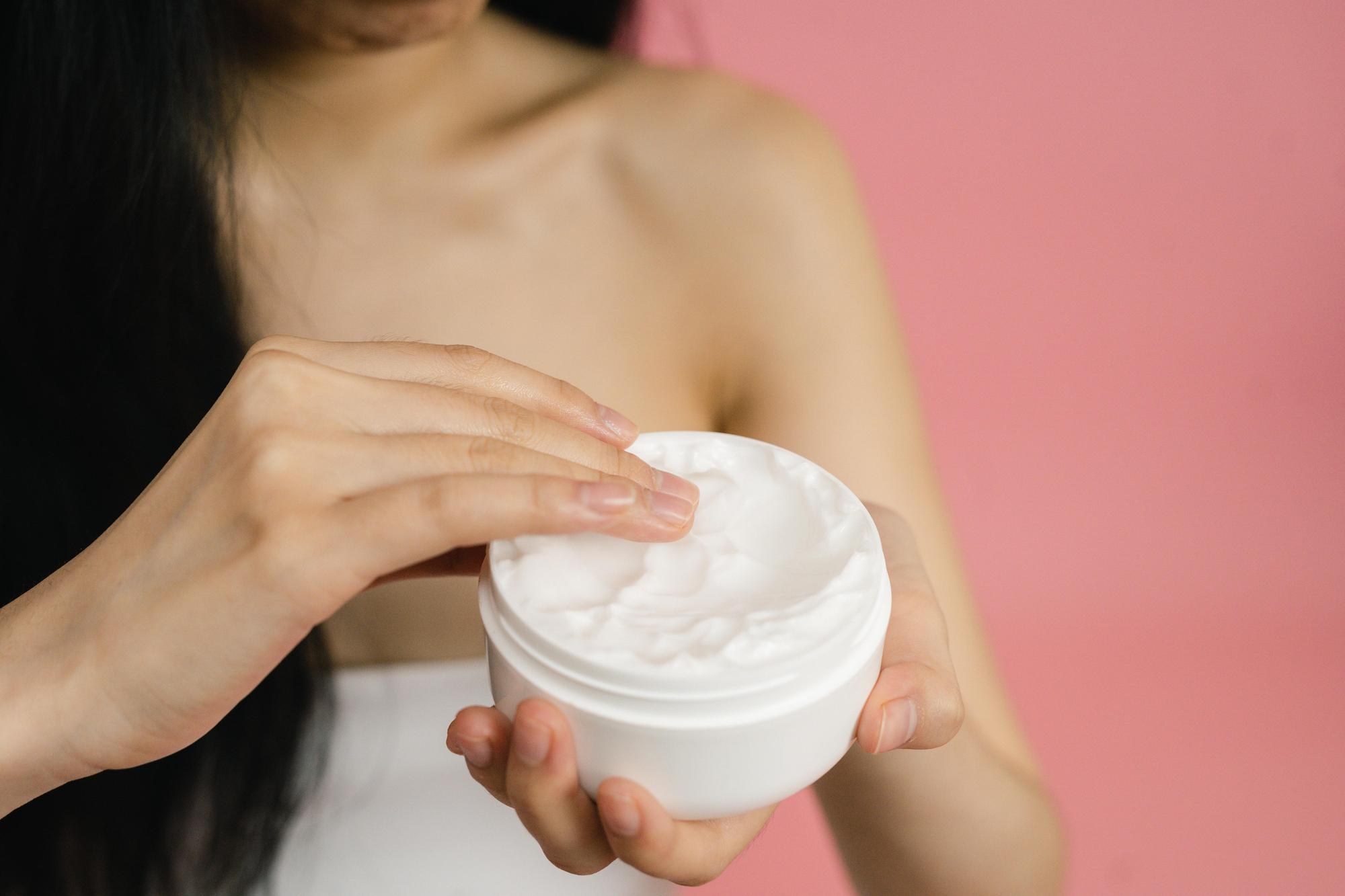 一名女網友私處和該邊暗沉,困擾多年使用某牌近1年美白乳液後,竟崩潰「長毛了」。(示意圖,Pexels提供)
