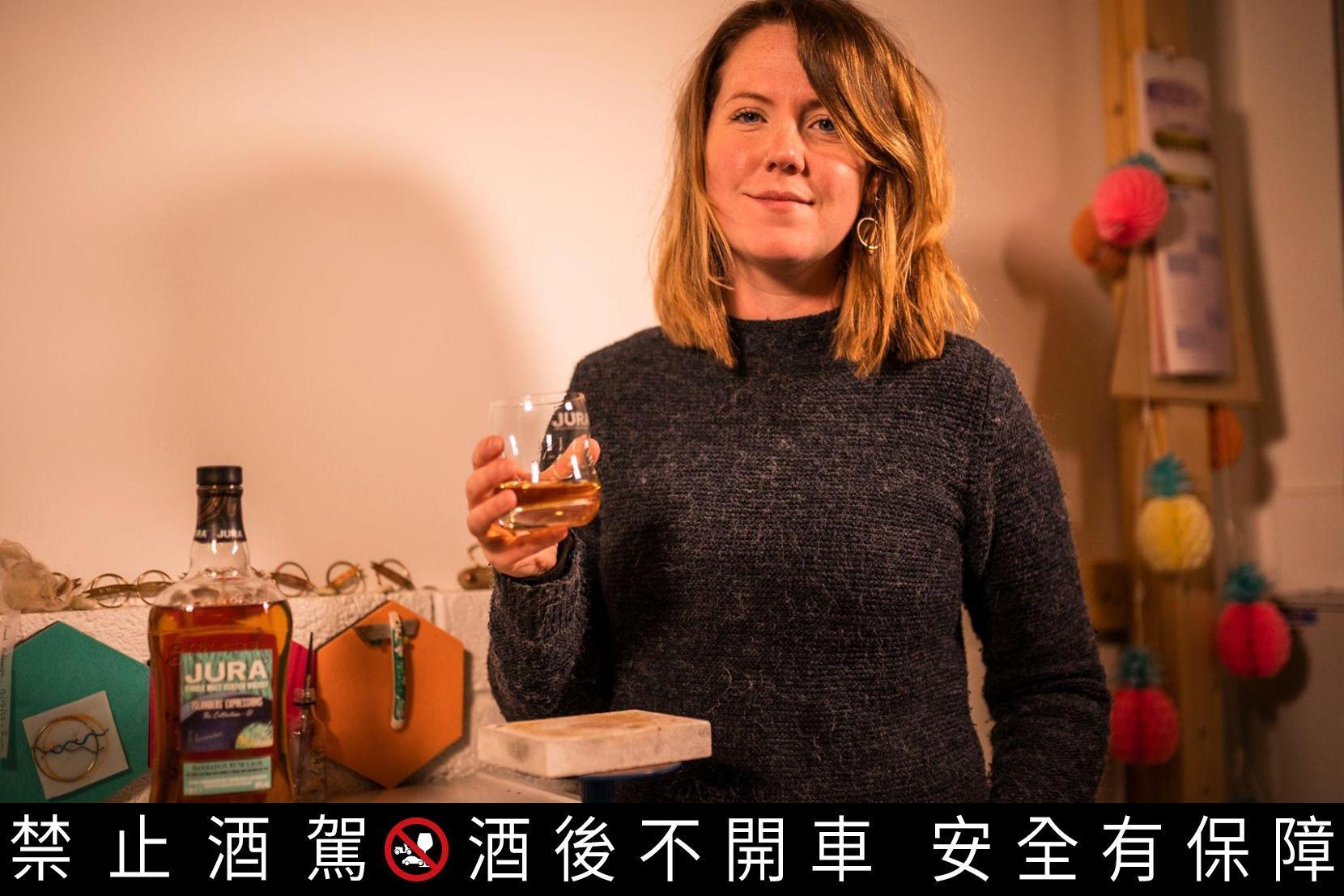 受到吉拉島藝術家Amy Dunnachie的啟發,吉拉島民系列 的首發酒款第一號珍藏在保有柔滑明亮的經典吉拉威士忌風格外,再藉由蘭姆酒桶陳放賦予活力奔放的甜美個性。