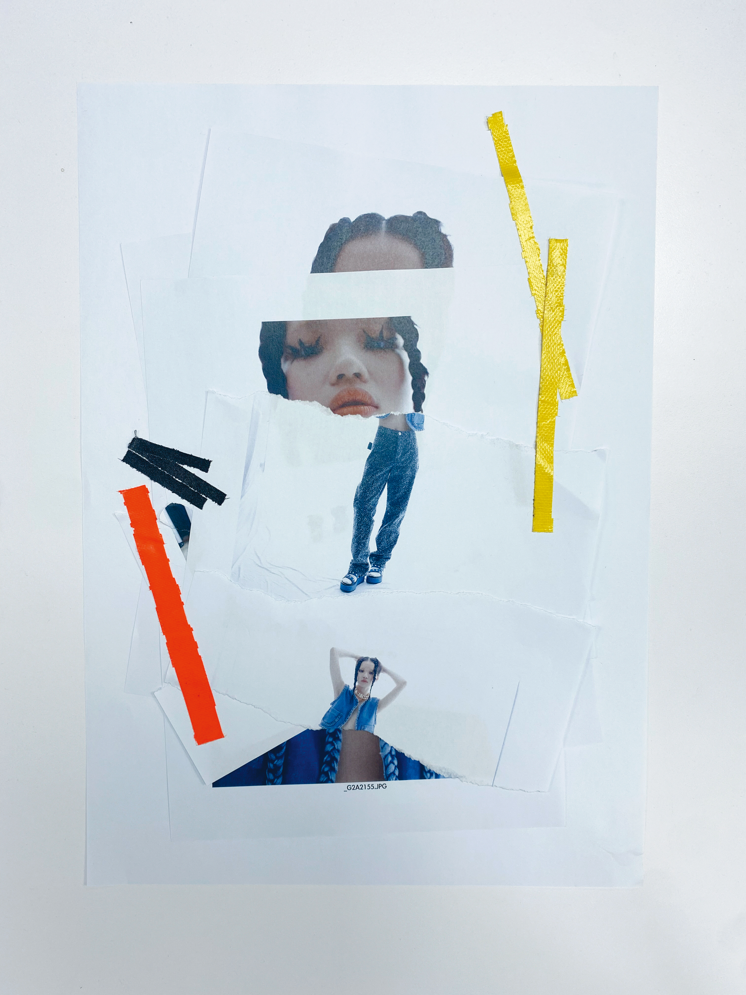 短版丹寧背心 NT$9,050 by maje／Boucle靛青丹寧長褲 價格店洽 by BOTTEGA VENETA／鉚釘厚底涼鞋 NT$12,750 by maje／Harmonia頸鍊 NT$32,000、Millenia頸鍊 NT$18,000 by SWAROVSKI