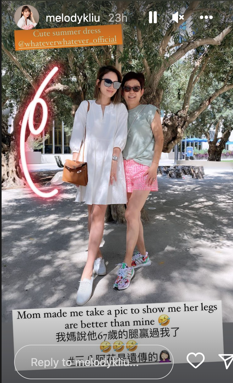 Melody（左）的媽媽（右）67歲了，一雙白皙美腿贏過女兒。（翻攝自Melody IG）