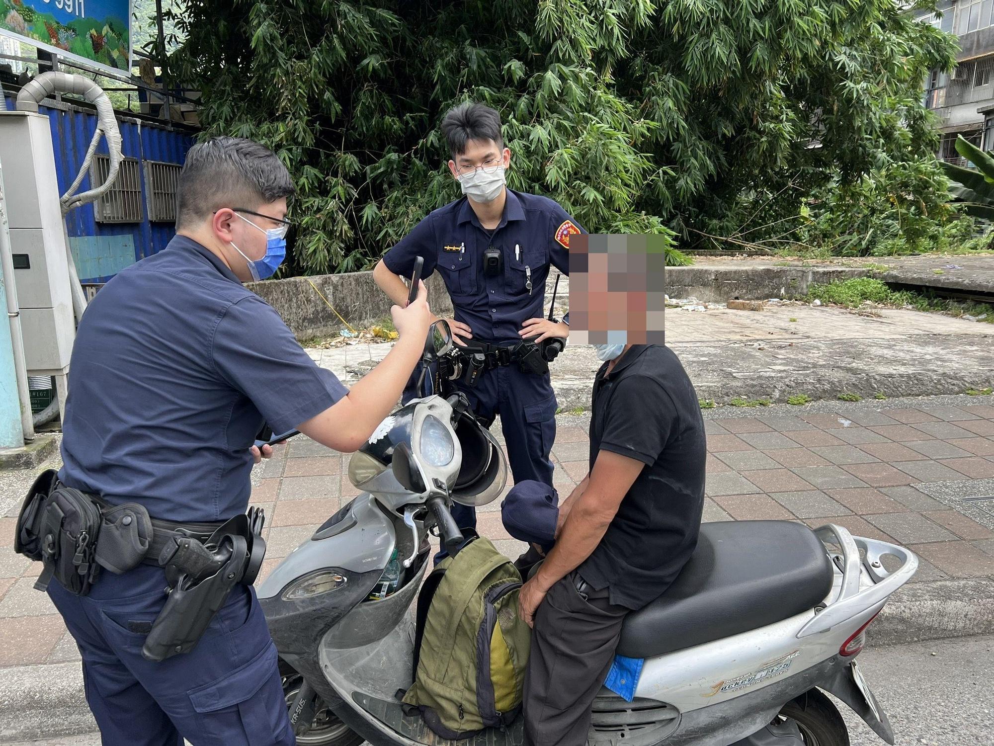 警方攔下騎乘贓車的陳男盤查。（翻攝畫面）
