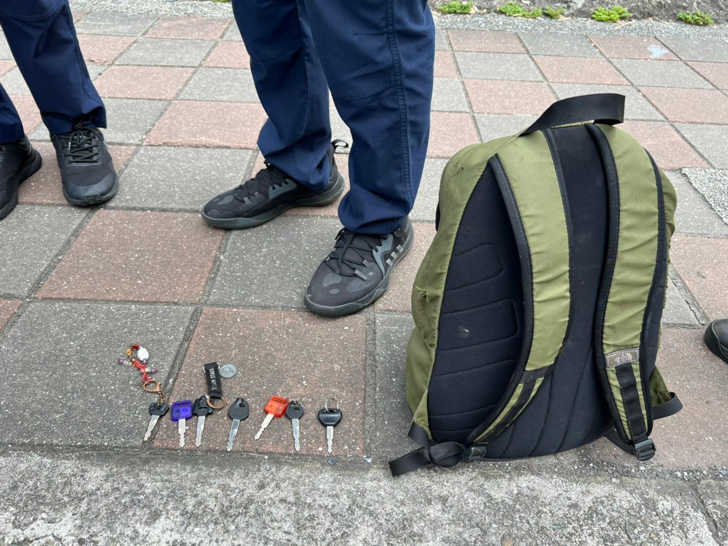 警方在陳男身上搜出8支撿來的機車鑰匙。（翻攝畫面）