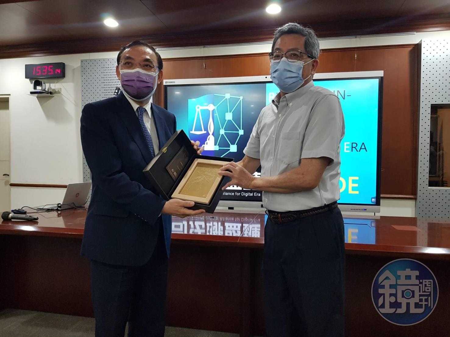 法務部感謝國網中心加入司法區塊鏈國家隊,部長蔡清祥與該中心主任張朝亮互贈紀念品留念。