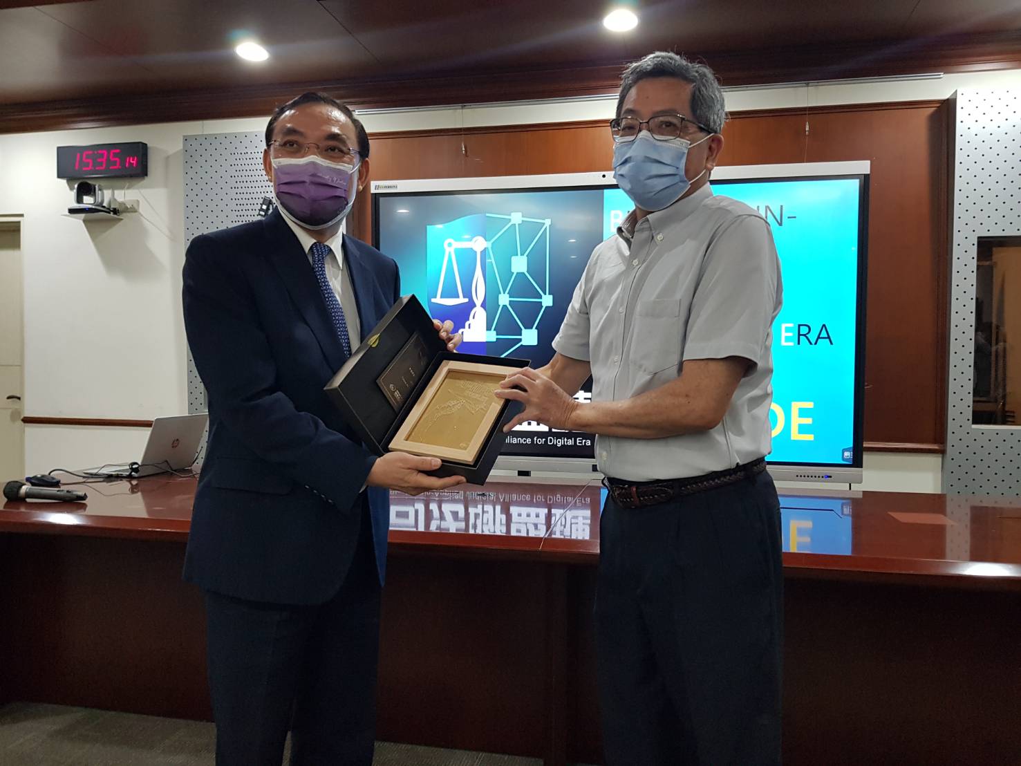 法務部感謝國網中心加入司法區塊鏈國家隊，部長蔡清祥與該中心主任張朝亮互贈紀念品留念。