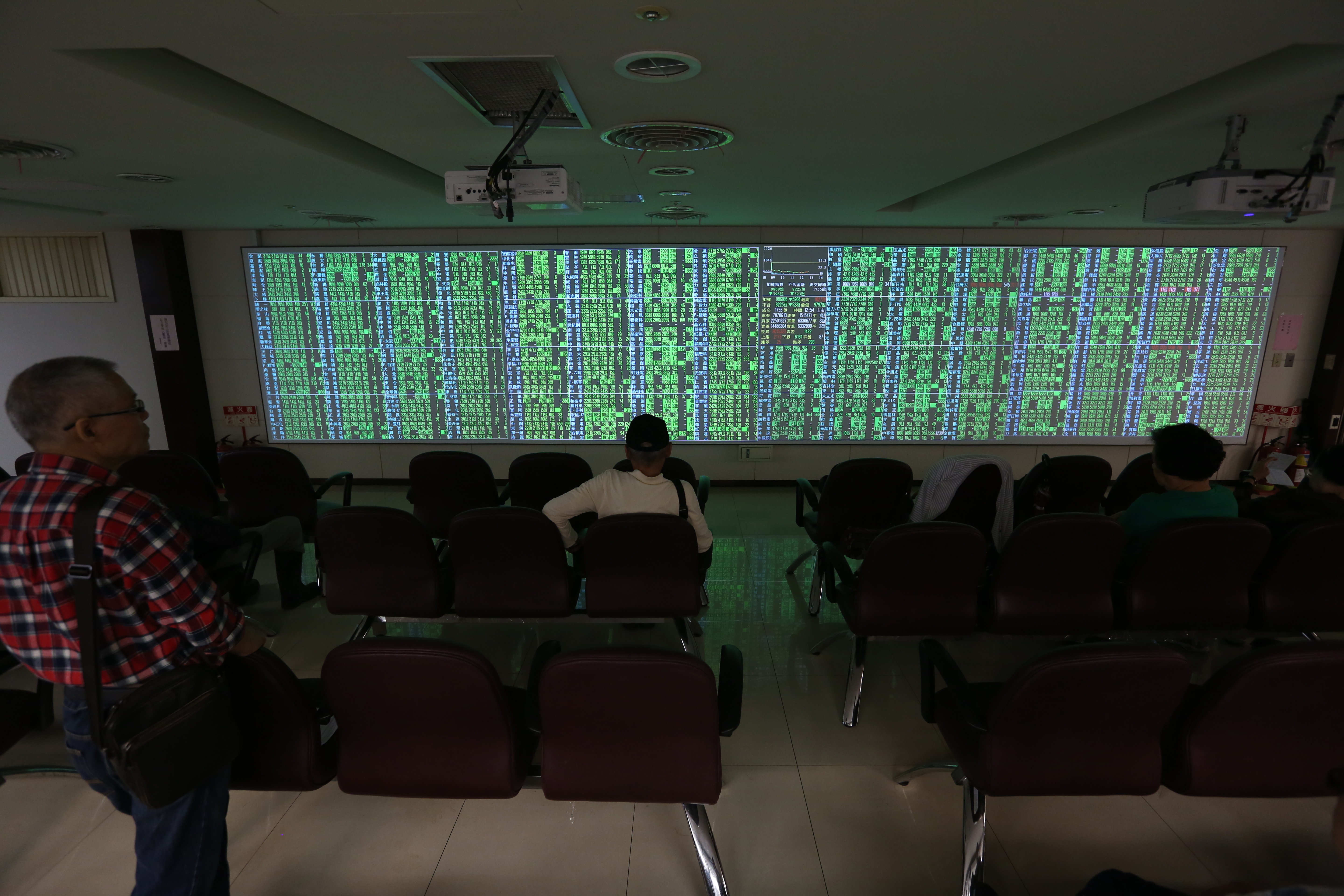 近期股市進入空頭，不少在高點入場的股民哀號遍野。（本刊資料照）